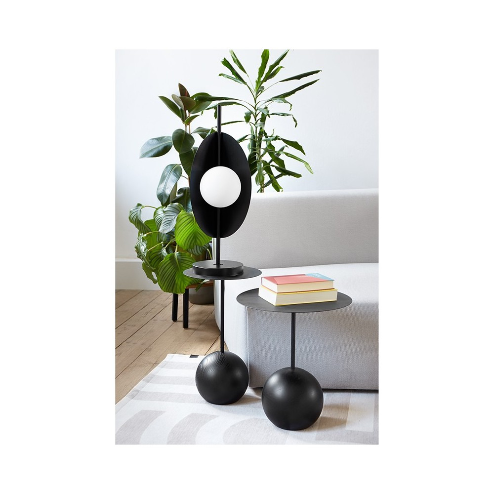 Lampe à poser Sallo cadre en métal avec abat-jour en forme de feuille plié au design contemporain par Ummo lighting