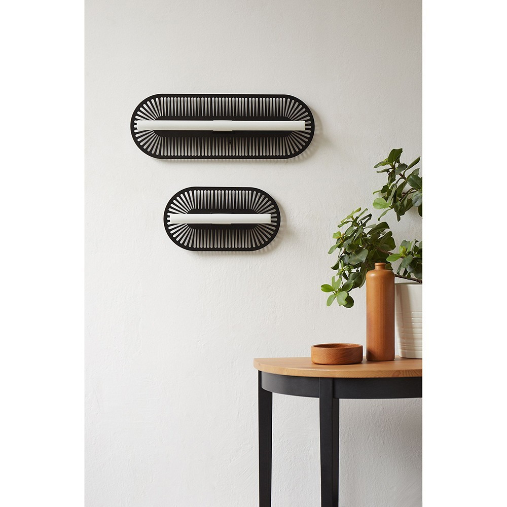 Applique murale Sauva cadre en métal ajouré avec diffuseur en réglette blanc au design contemporain par Ummo lighting