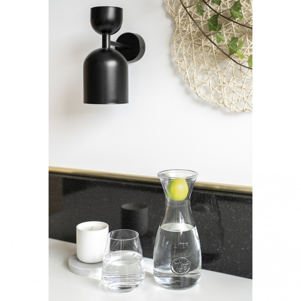 Applique murale Supuru en métal avec abat-jour en forme d'une coupe renversé au design contemporain par Ummo Lighting Applique murale Supuru en métal avec abat-jour en forme d'une coupe renversé au design contemporain par Ummo Lighting