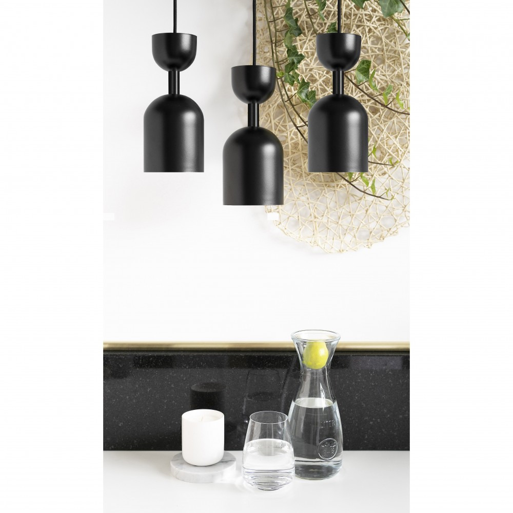 Plafonnier Supuru base en métal linéaire avec 3 abat-jour en forme d'une coupe renversé au design contemporain par Ummo Lighting