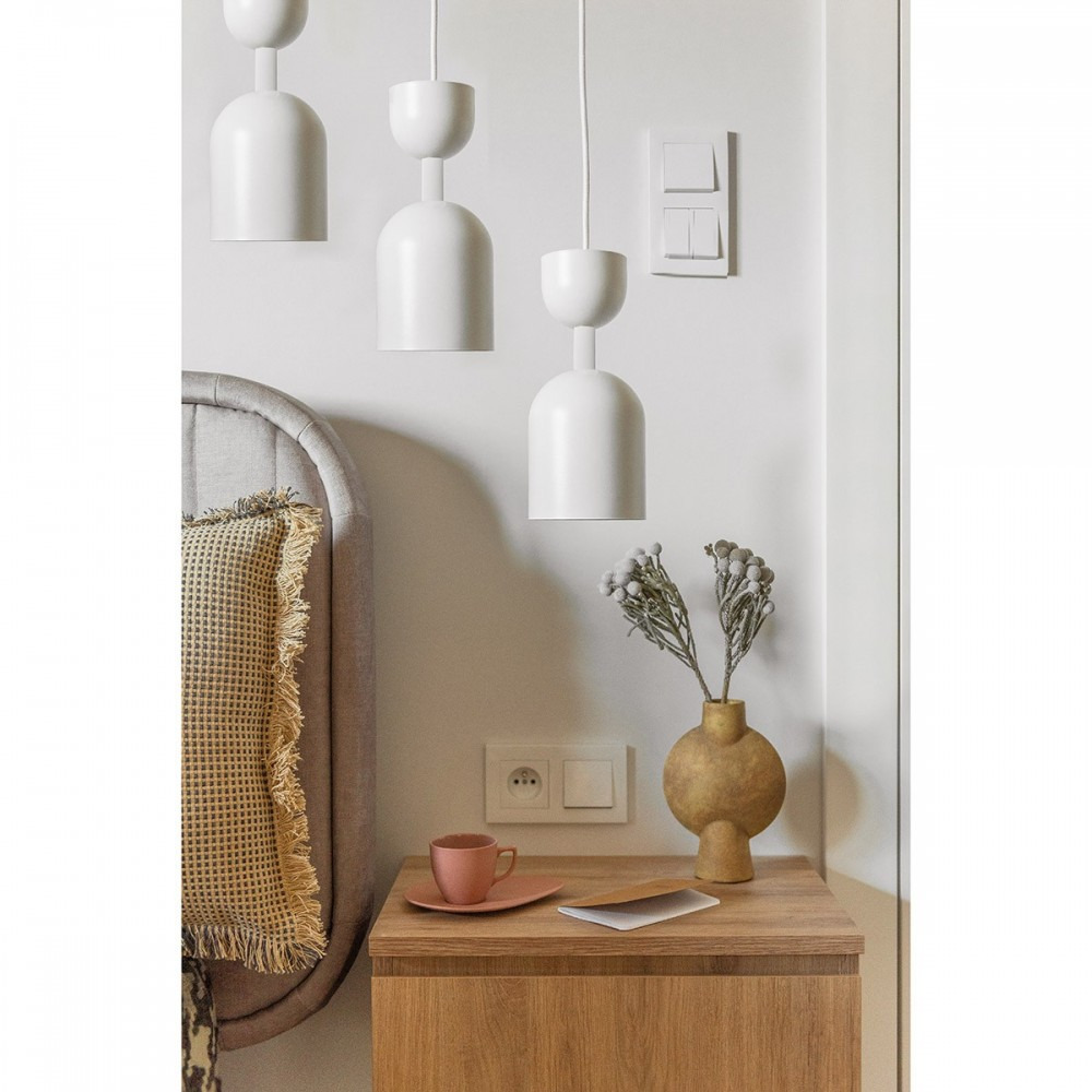 Plafonnier Supuru base en métal linéaire avec 3 abat-jour en forme d'une coupe renversé au design contemporain par Ummo Lighting