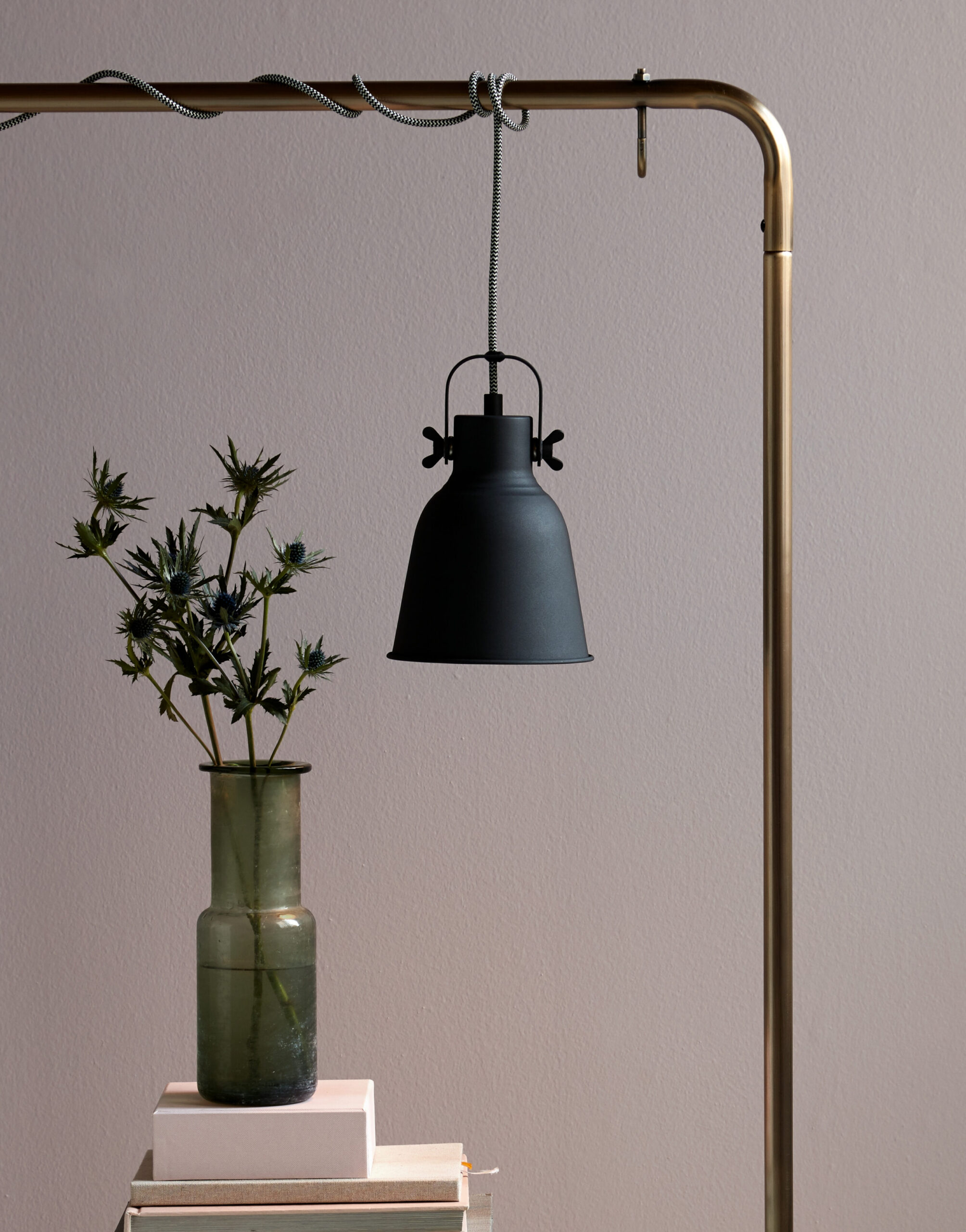 Suspension Adrian cadre en métal avec abat-jour en forme de cloche orientable au design industriel par Nordlux Suspension Adrian cadre en métal avec abat-jour en forme de cloche orientable au design industriel par Nordlux