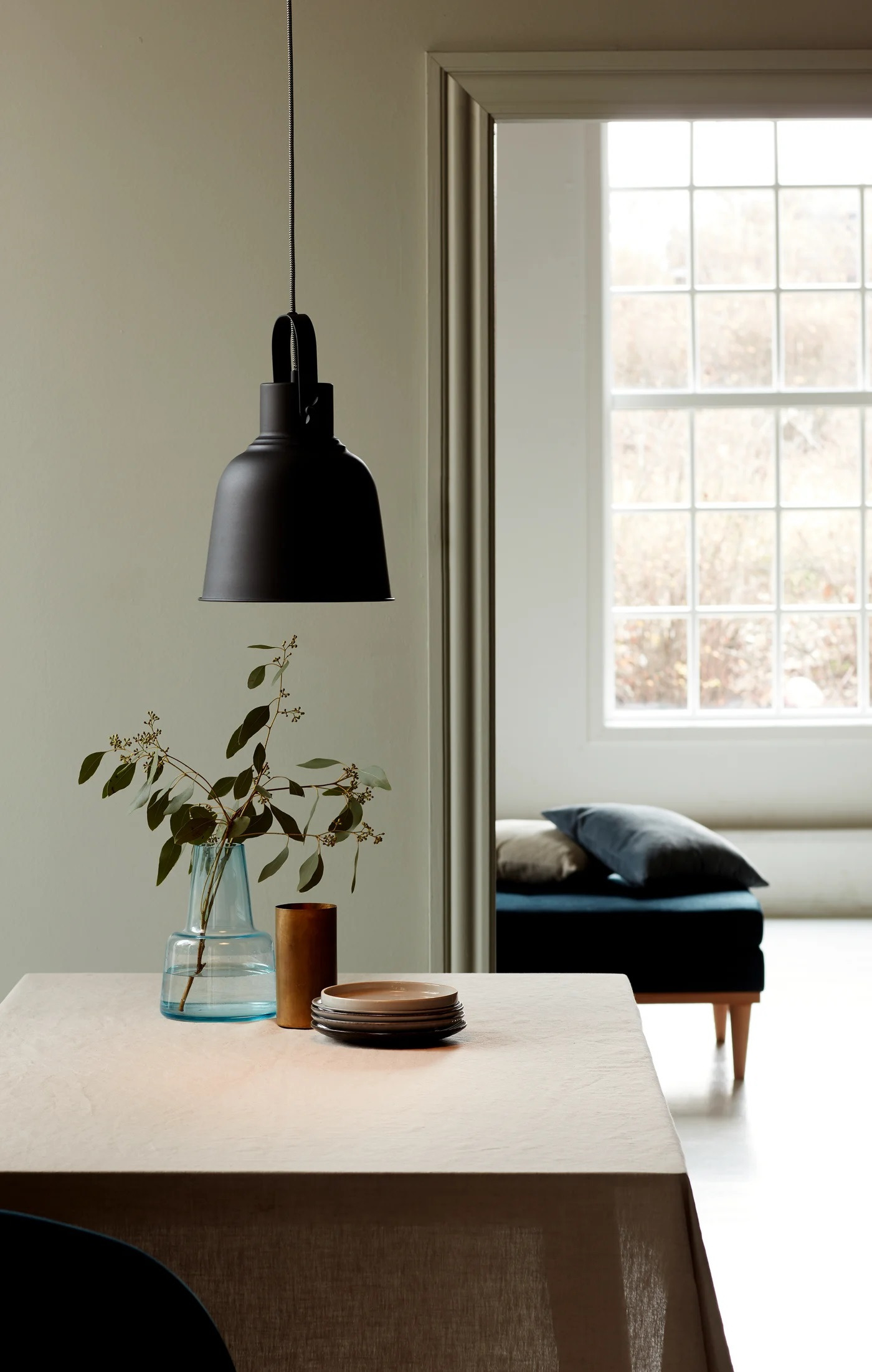 Suspension Adrian cadre en métal avec abat-jour en forme de cloche orientable au design industriel par Nordlux Suspension Adrian cadre en métal avec abat-jour en forme de cloche orientable au design industriel par Nordlux