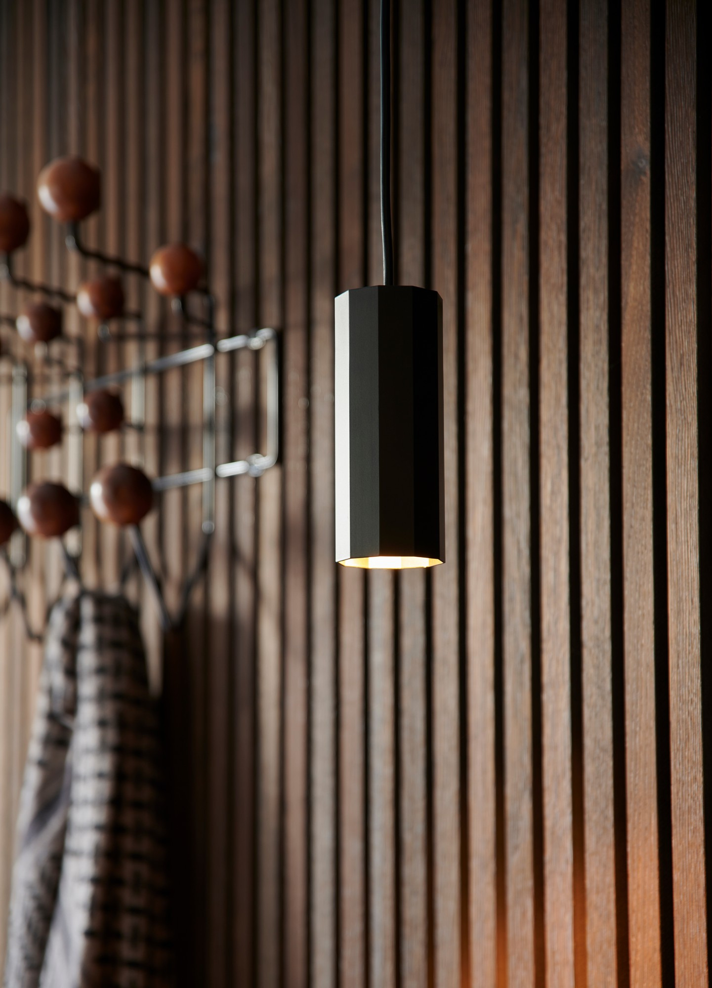 Suspension Alanis cadre en métal noir mat avec abat-jour épuré au design industriel par Nordlux Suspension Alanis cadre en métal noir mat avec abat-jour épuré au design industriel par Nordlux