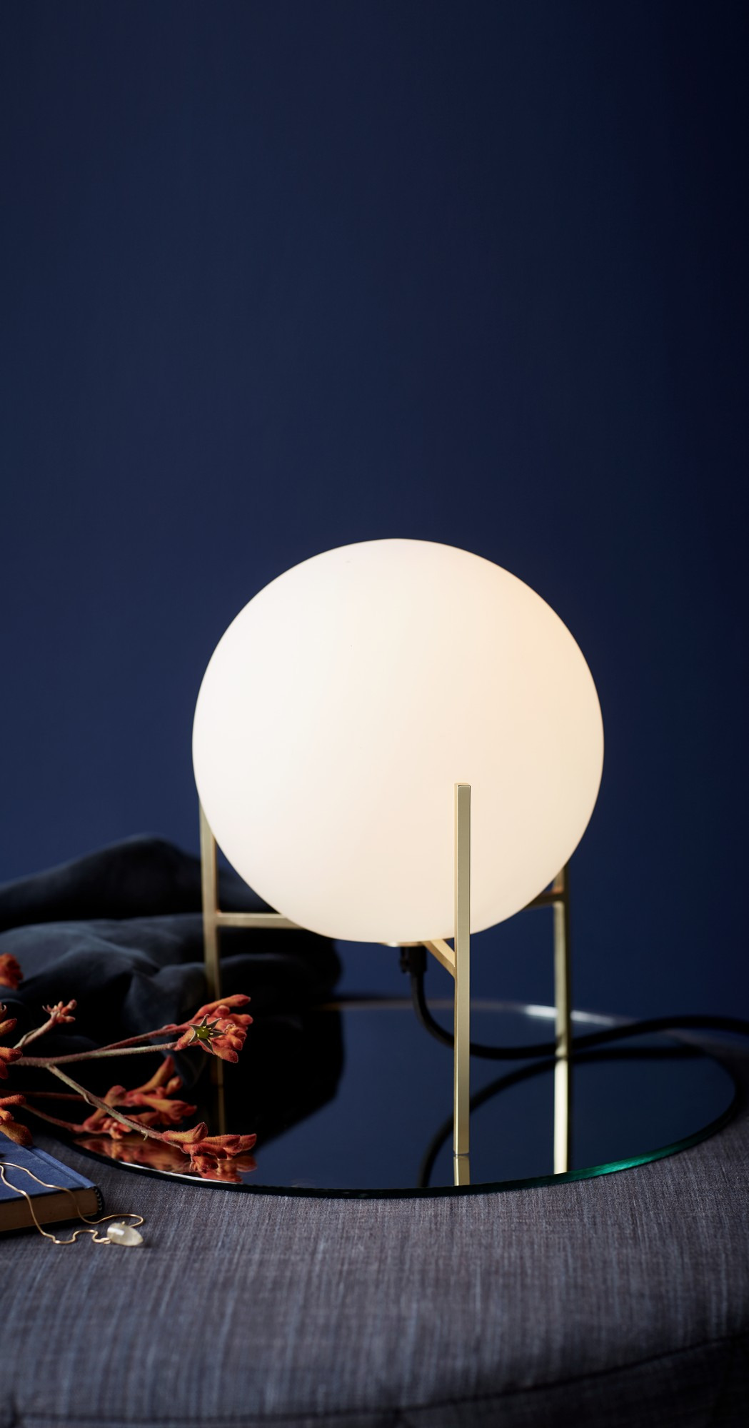 Lampe à poser Alton base en métal avec abat-jour en verre soufflé au design contemporain par Nordlux Lampe à poser Alton base en métal avec abat-jour en verre soufflé au design contemporain par Nordlux