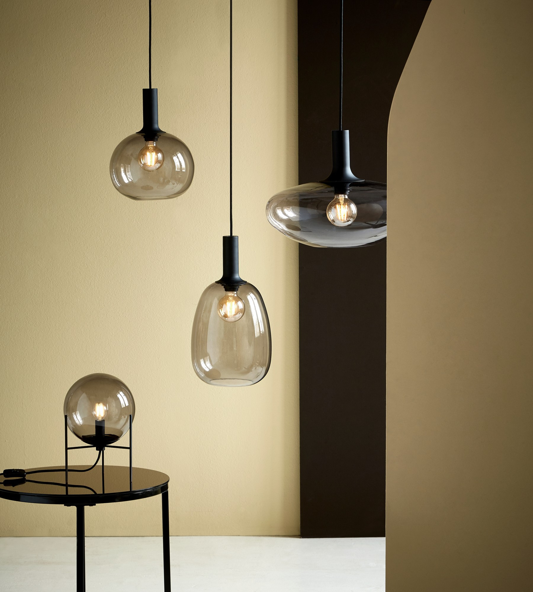 Lampe à poser Alton base en métal avec abat-jour en verre soufflé au design contemporain par Nordlux Lampe à poser Alton base en métal avec abat-jour en verre soufflé au design contemporain par Nordlux
