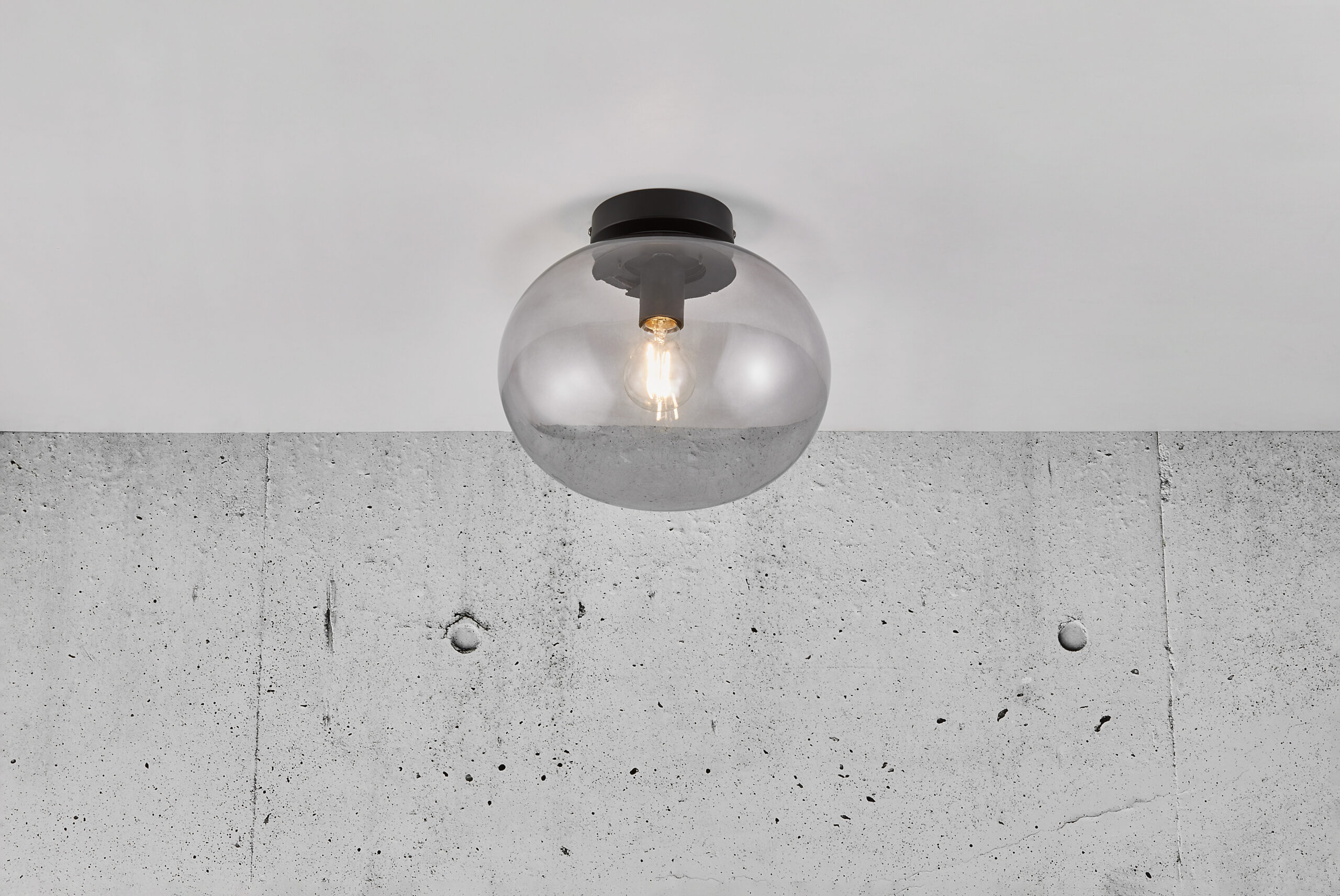 Plafonnier Alton base en métal avec abat-jour en verre soufflé au design contemporain par Nordlux Plafonnier Alton base en métal avec abat-jour en verre soufflé au design contemporain par Nordlux
