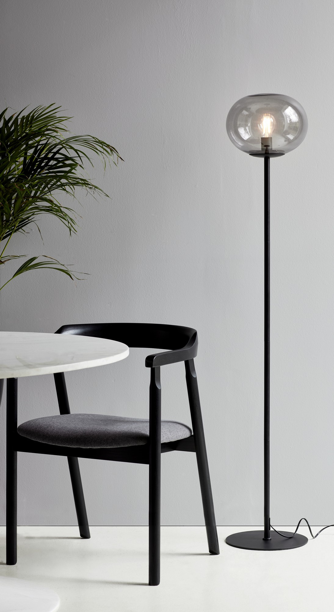 Lampadaire Alton base en métal avec abat-jour en verre soufflé au design contemporain par Nordlux Lampadaire Alton base en métal avec abat-jour en verre soufflé au design contemporain par Nordlux
