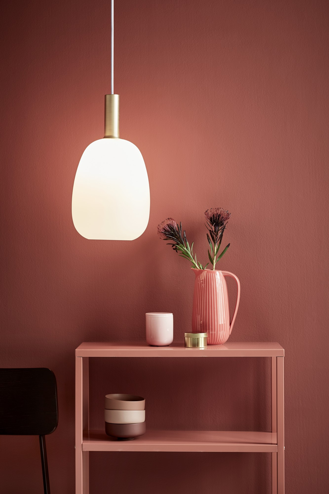 Suspension Alton base en métal avec abat-jour en verre soufflé au design contemporain par Nordlux Suspension Alton base en métal avec abat-jour en verre soufflé au design contemporain par Nordlux
