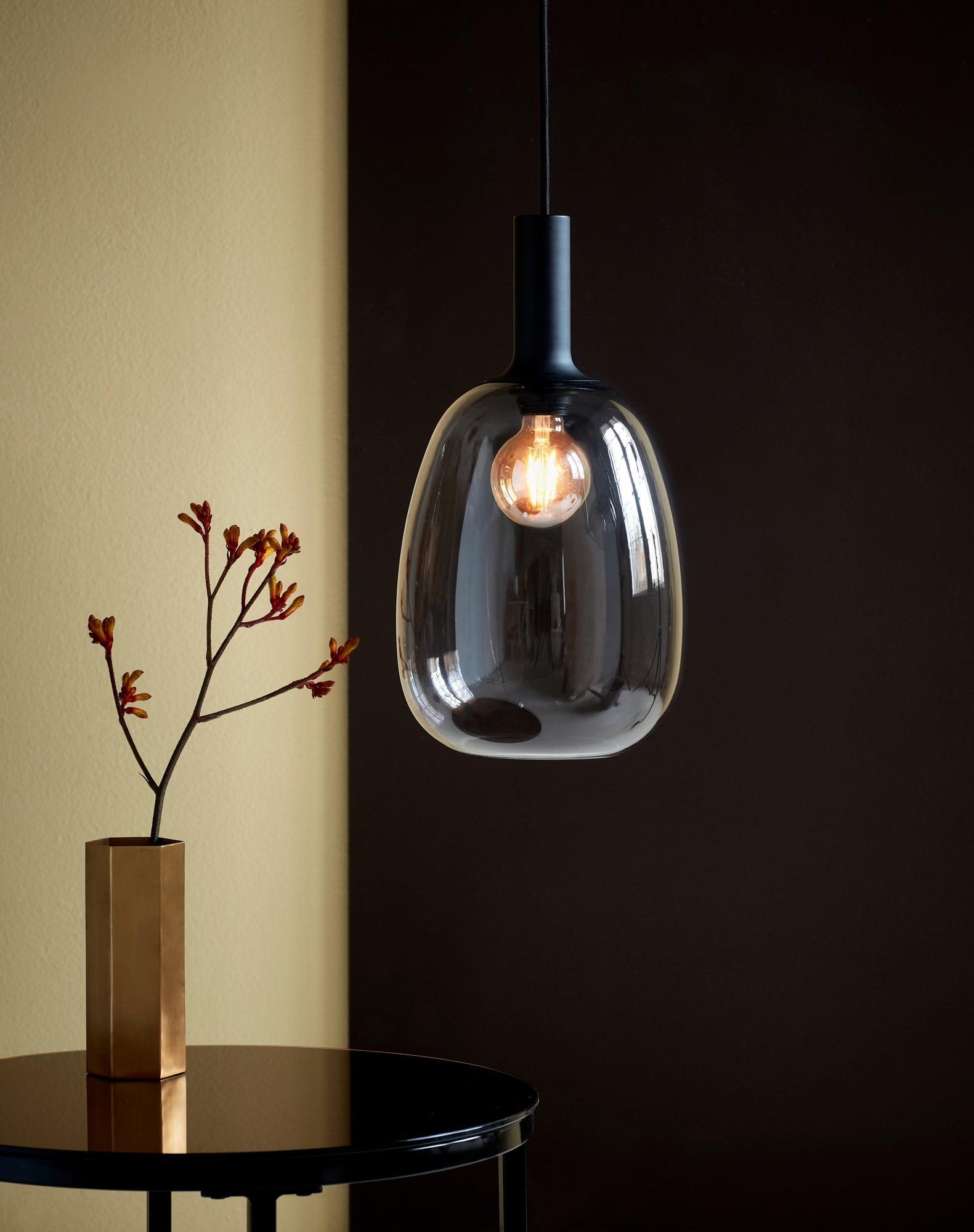 Suspension Alton base en métal avec abat-jour en verre soufflé au design contemporain par Nordlux Suspension Alton base en métal avec abat-jour en verre soufflé au design contemporain par Nordlux