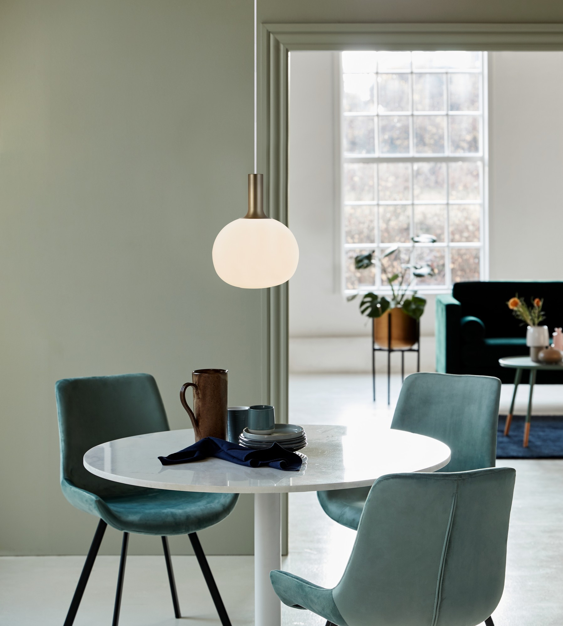 Suspension Alton base en métal avec abat-jour en verre soufflé au design contemporain par Nordlux Suspension Alton base en métal avec abat-jour en verre soufflé au design contemporain par Nordlux