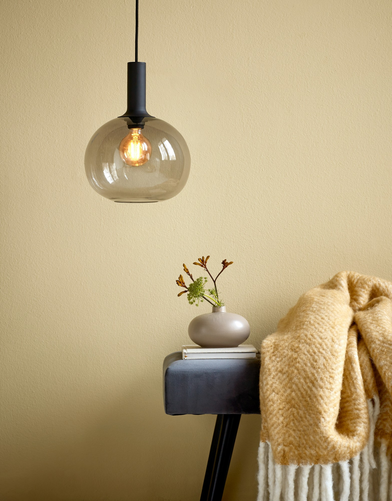 Suspension Alton base en métal avec abat-jour en verre soufflé au design contemporain par Nordlux Suspension Alton base en métal avec abat-jour en verre soufflé au design contemporain par Nordlux