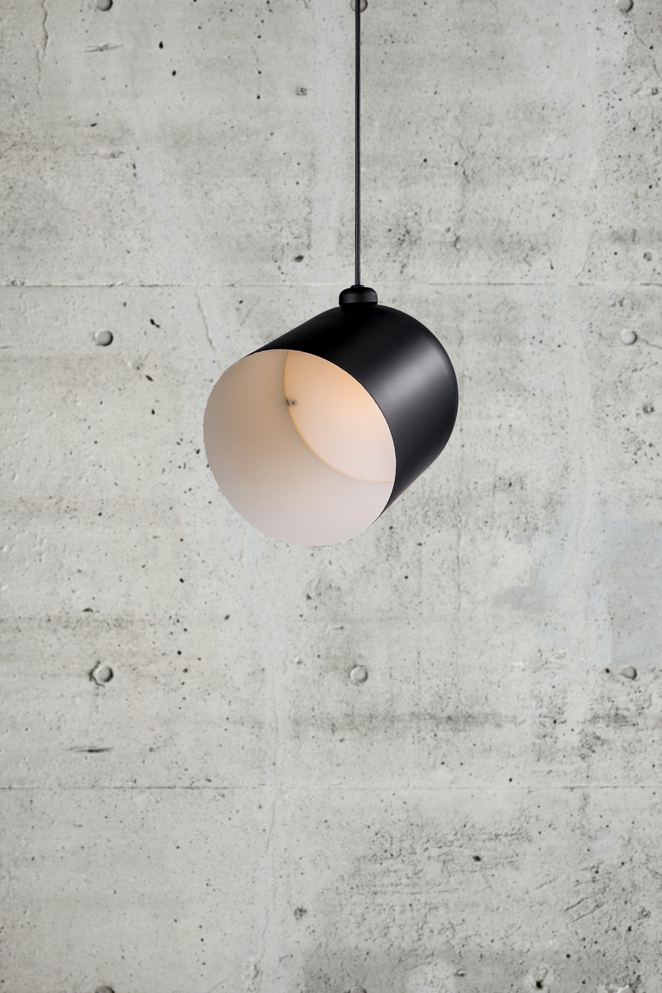 Suspension Angle en métal avec abat-jour orientable au design industriel par Design For the People Suspension Angle en métal avec abat-jour orientable au design industriel par Design For the People