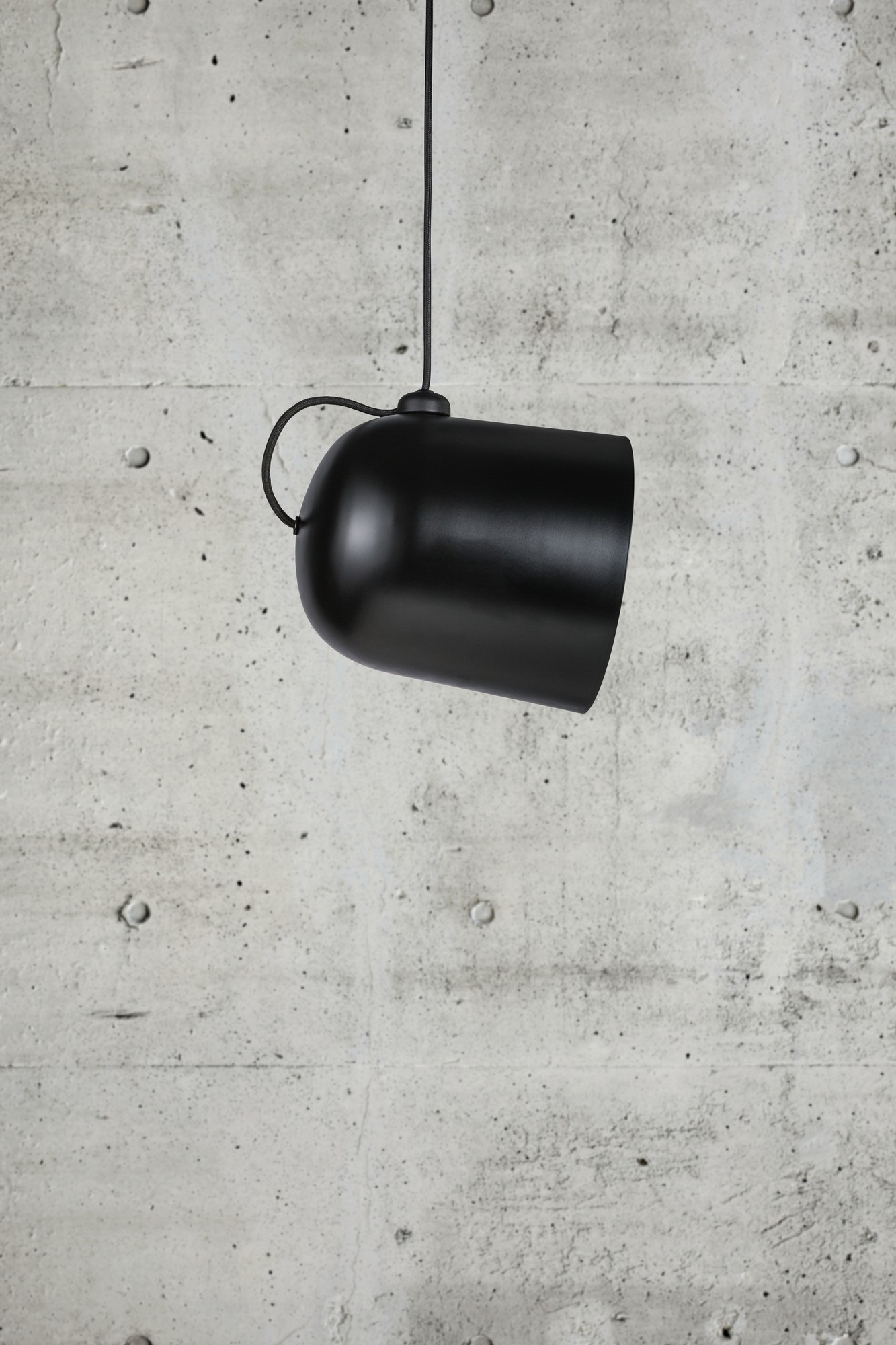 Suspension Angle en métal avec abat-jour orientable au design industriel par Design For the People Suspension Angle en métal avec abat-jour orientable au design industriel par Design For the People