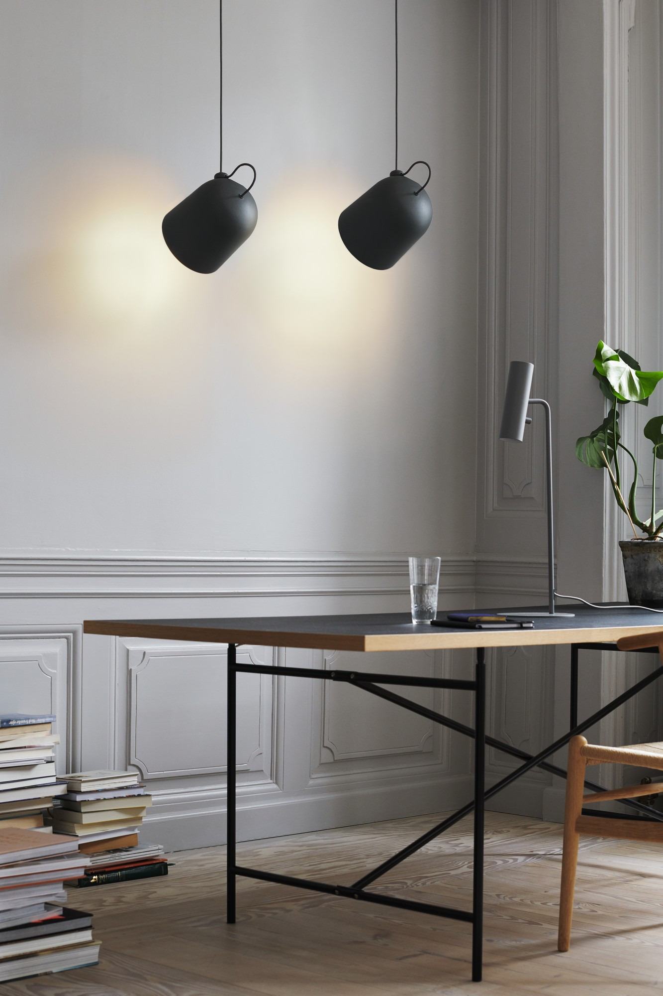 Suspension Angle en métal avec abat-jour orientable au design industriel par Design For the People Suspension Angle en métal avec abat-jour orientable au design industriel par Design For the People