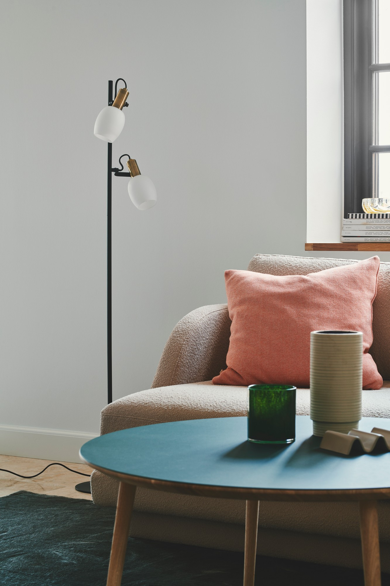 Lampadaire Arild base en métal avec abat-jour en verre soufflé au design contemporain par Nordlux Lampadaire Arild base en métal avec abat-jour en verre soufflé au design contemporain par Nordlux