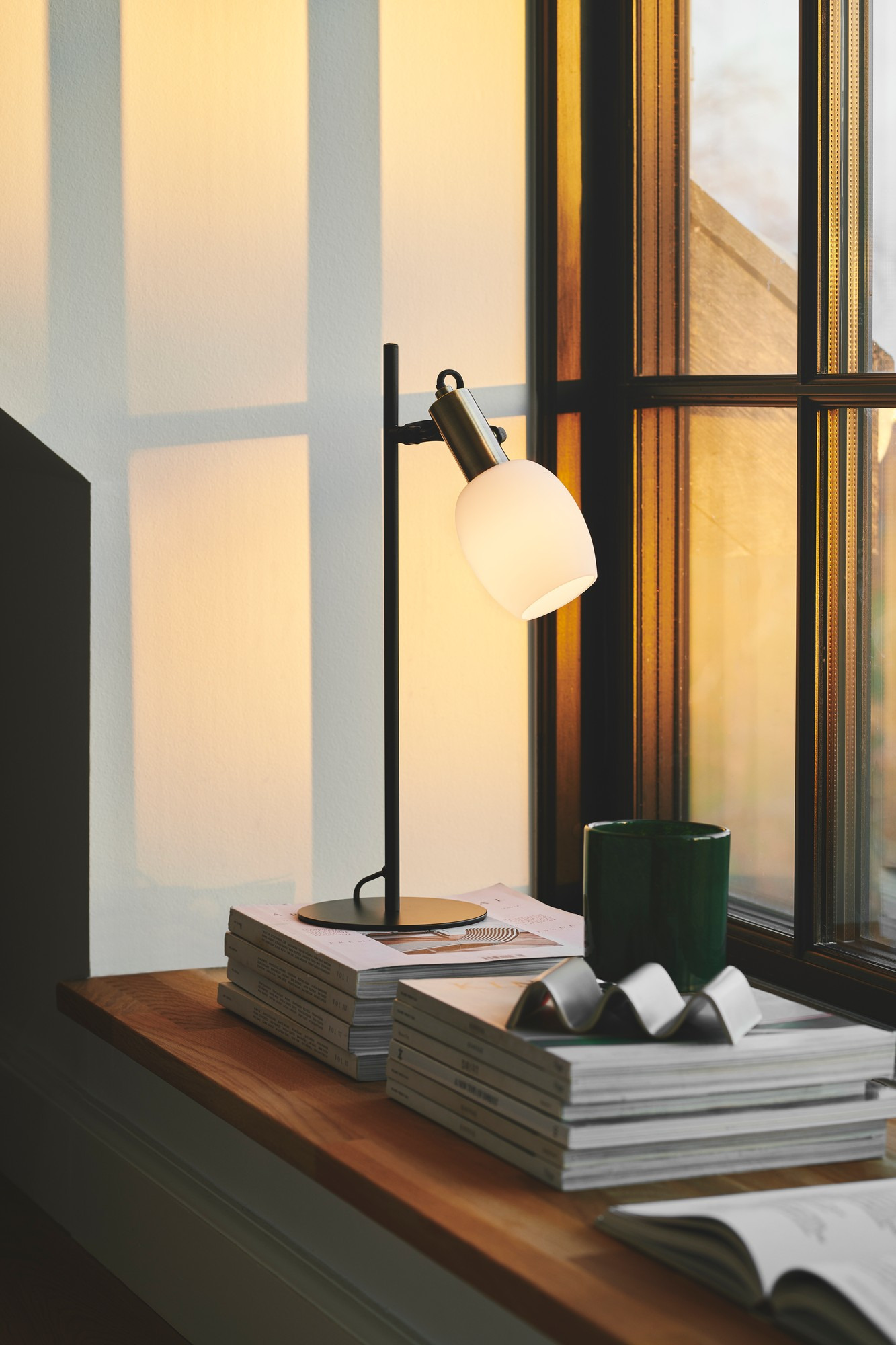 Lampe à poser Arild base en métal avec abat-jour en verre opale au design contemporain par Nordlux Lampe à poser Arild base en métal avec abat-jour en verre opale au design contemporain par Nordlux