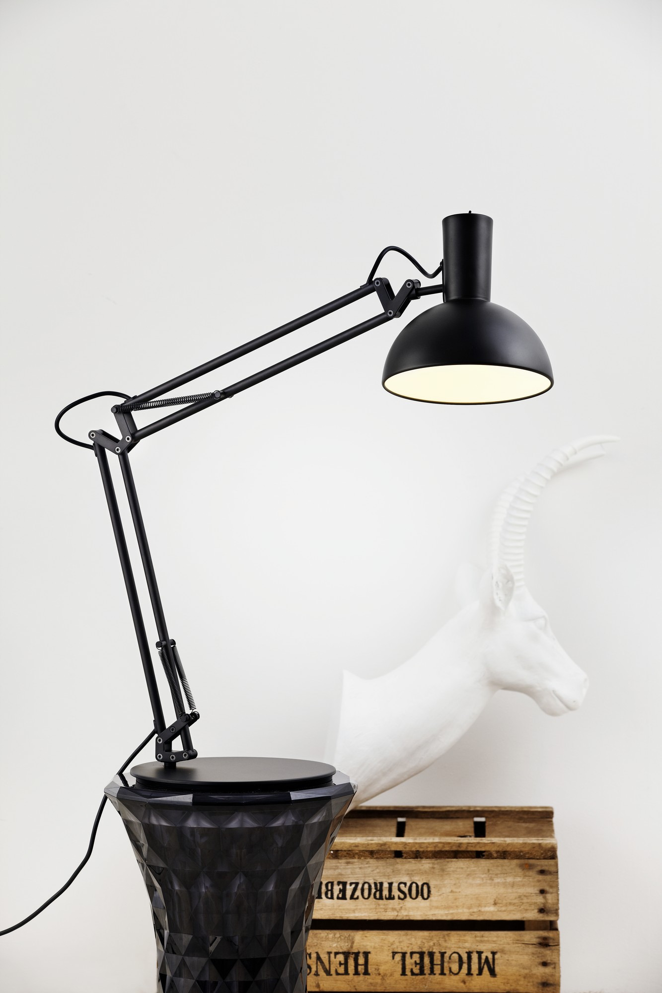 Lampe à poser Arki base en métal avec abat-jour réglable au design contemporain par Design for The People Lampe à poser Arki base en métal avec abat-jour réglable au design contemporain par Design for The People