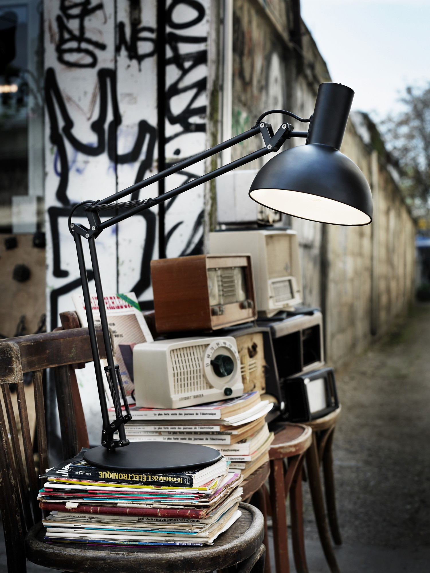 Lampe à poser Arki base en métal avec abat-jour réglable au design contemporain par Design for The People Lampe à poser Arki base en métal avec abat-jour réglable au design contemporain par Design for The People