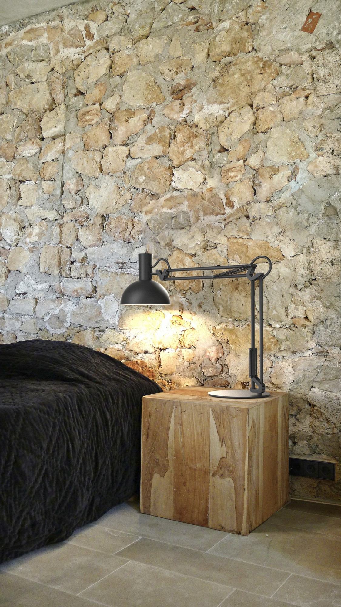 Lampe à poser Arki base en métal avec abat-jour réglable au design contemporain par Design for The People Lampe à poser Arki base en métal avec abat-jour réglable au design contemporain par Design for The People