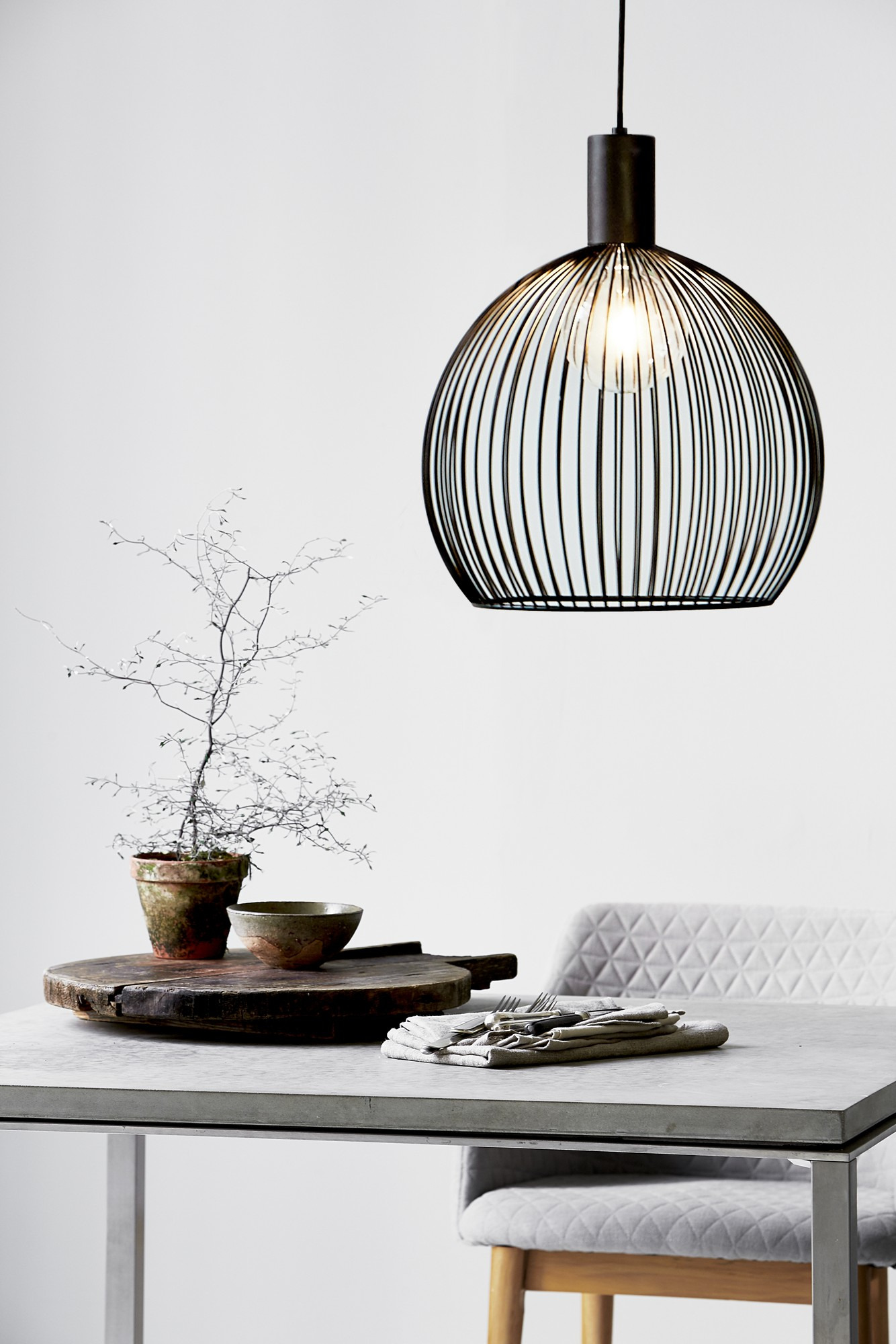 Suspension Aver en métal avec abat-jour en fils métalliques au design contemporain par Design For the People Suspension Aver en métal avec abat-jour en fils métalliques au design contemporain par Design For the People