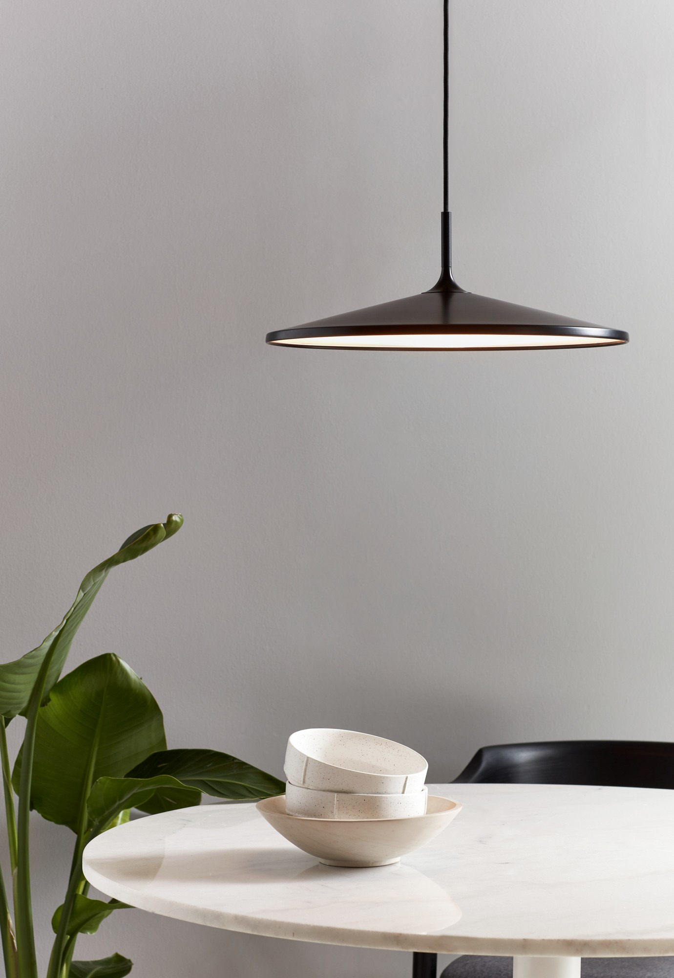 Suspension Balance base en métal noir avec abat-jour en forme de cymbale au design contemporain par Nordlux