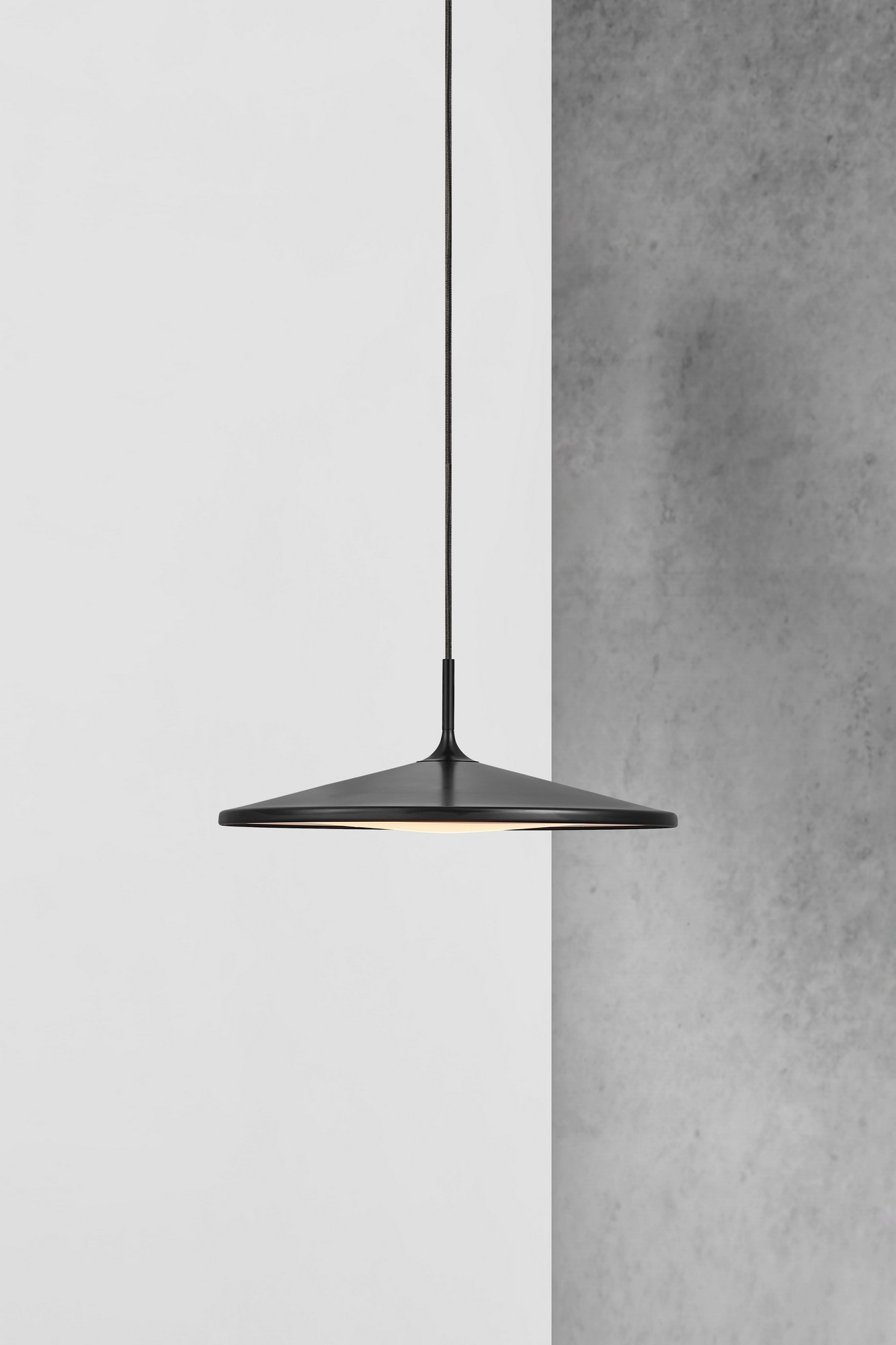 Suspension Balance base en métal noir avec abat-jour en forme de cymbale au design contemporain par Nordlux