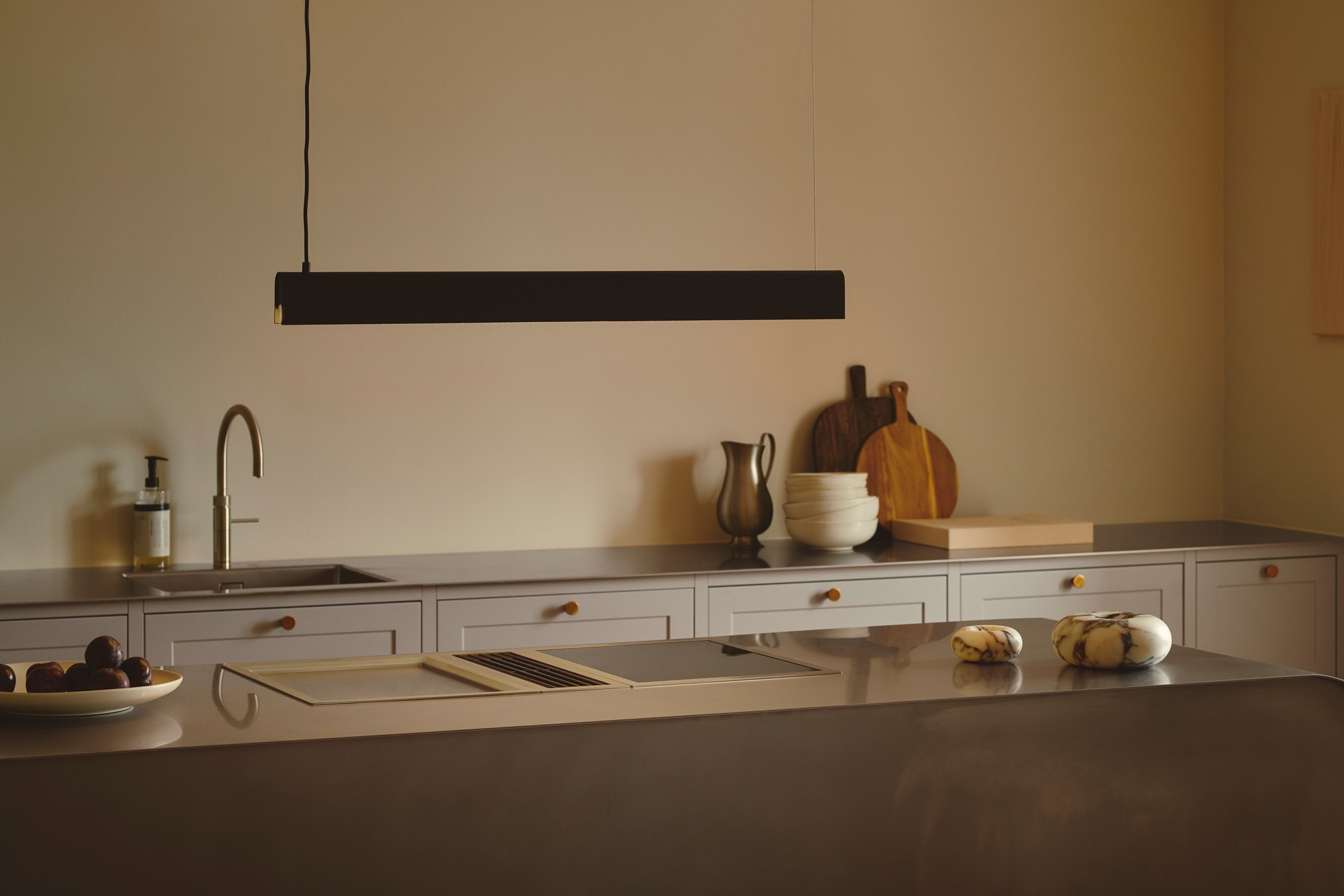 Suspension Beau base en métal avec abat-jour horizontale au design industriel par Design For the People