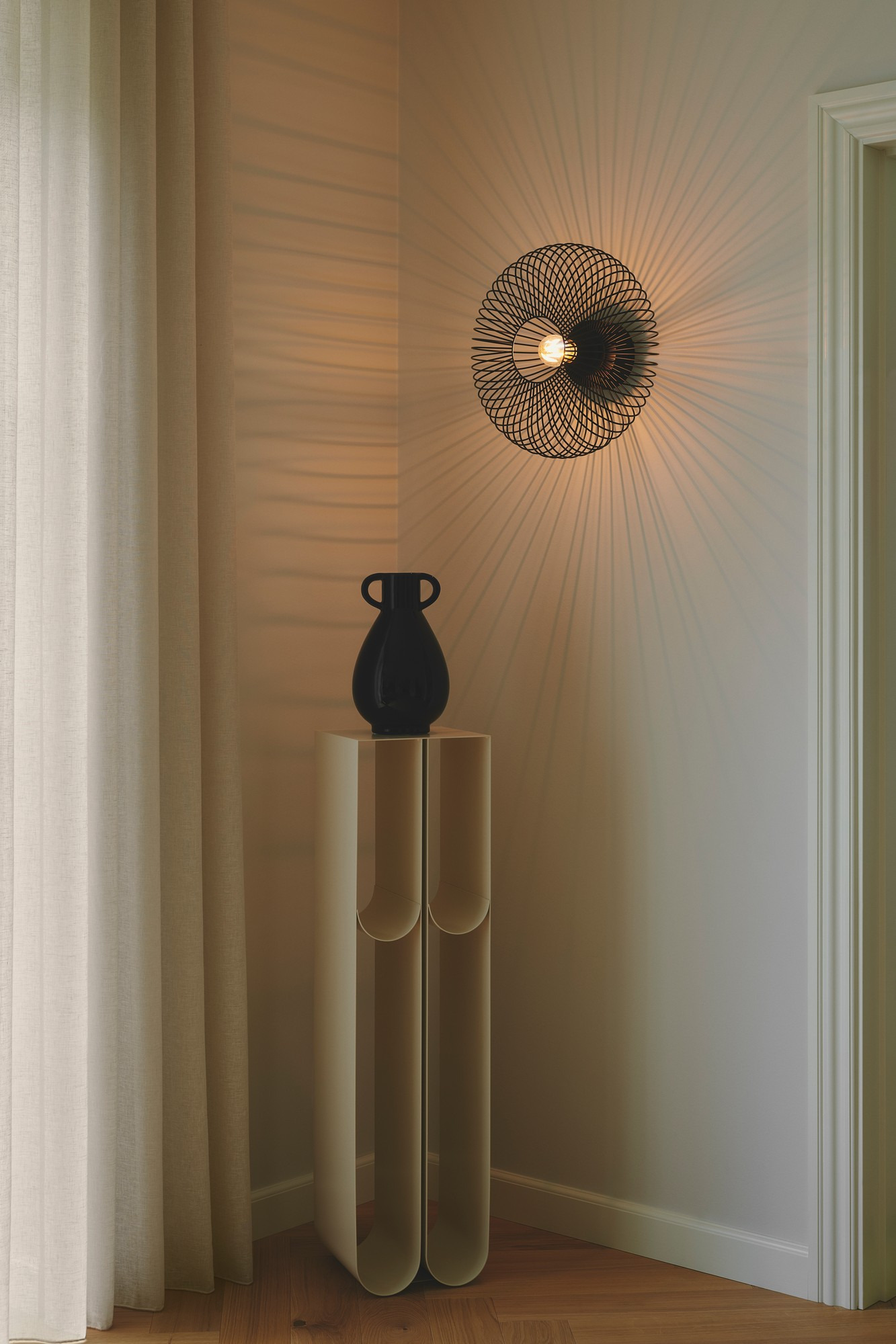 Plafonnier Beroni base en métal avec abat-jour en fils métalliques courbés au design contemporain par Nordlux Plafonnier Beroni base en métal avec abat-jour en fils métalliques courbés au design contemporain par Nordlux