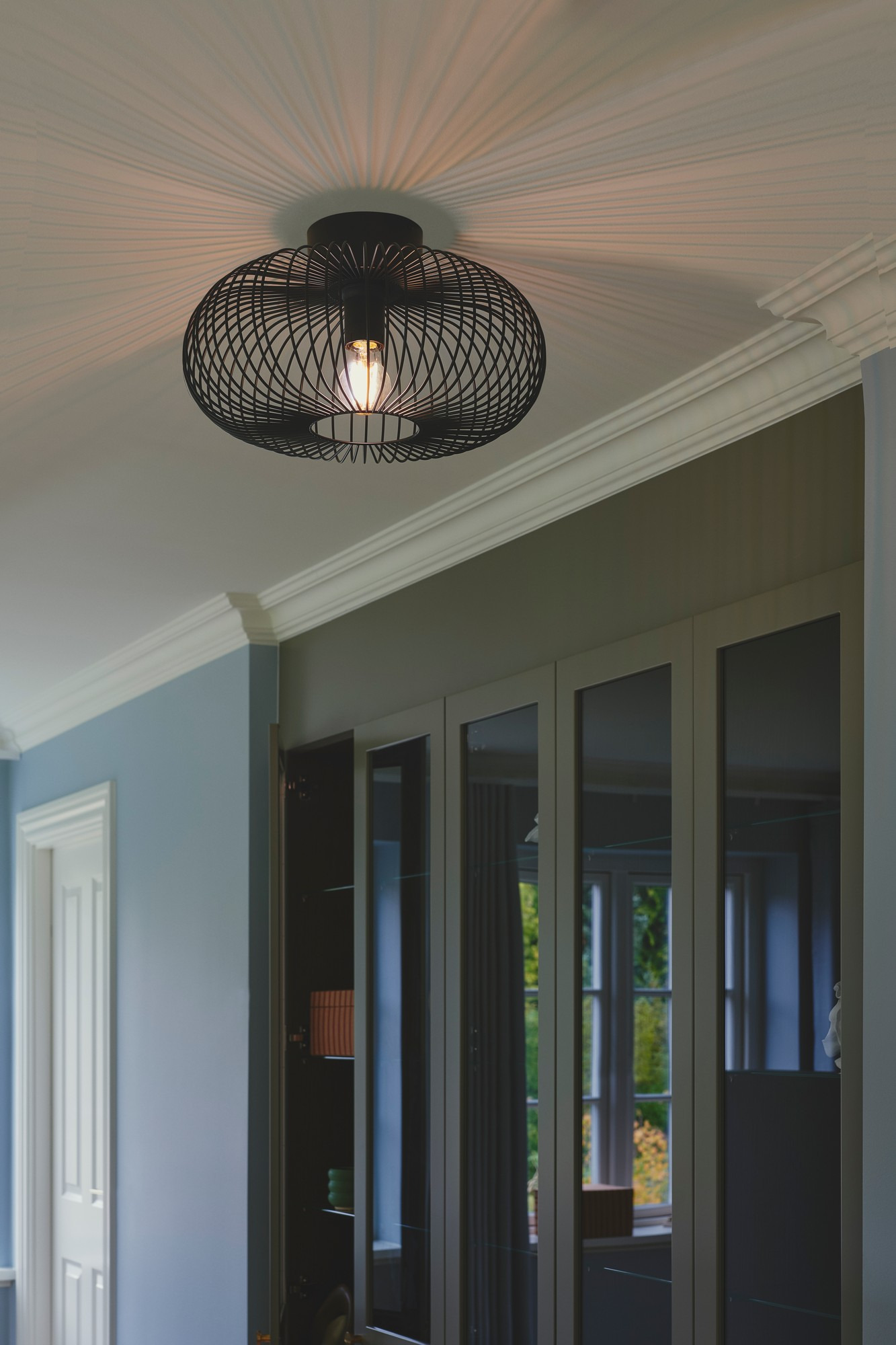 Plafonnier Beroni base en métal avec abat-jour en fils métalliques courbés au design contemporain par Nordlux Plafonnier Beroni base en métal avec abat-jour en fils métalliques courbés au design contemporain par Nordlux