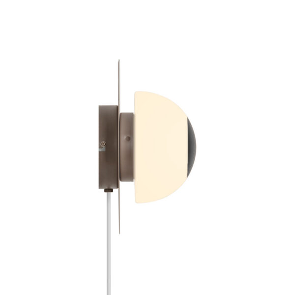 Applique murale Bruna Bear cadre en métal avec abat-jour en verre blanc opale au design contemporain par Nordlux