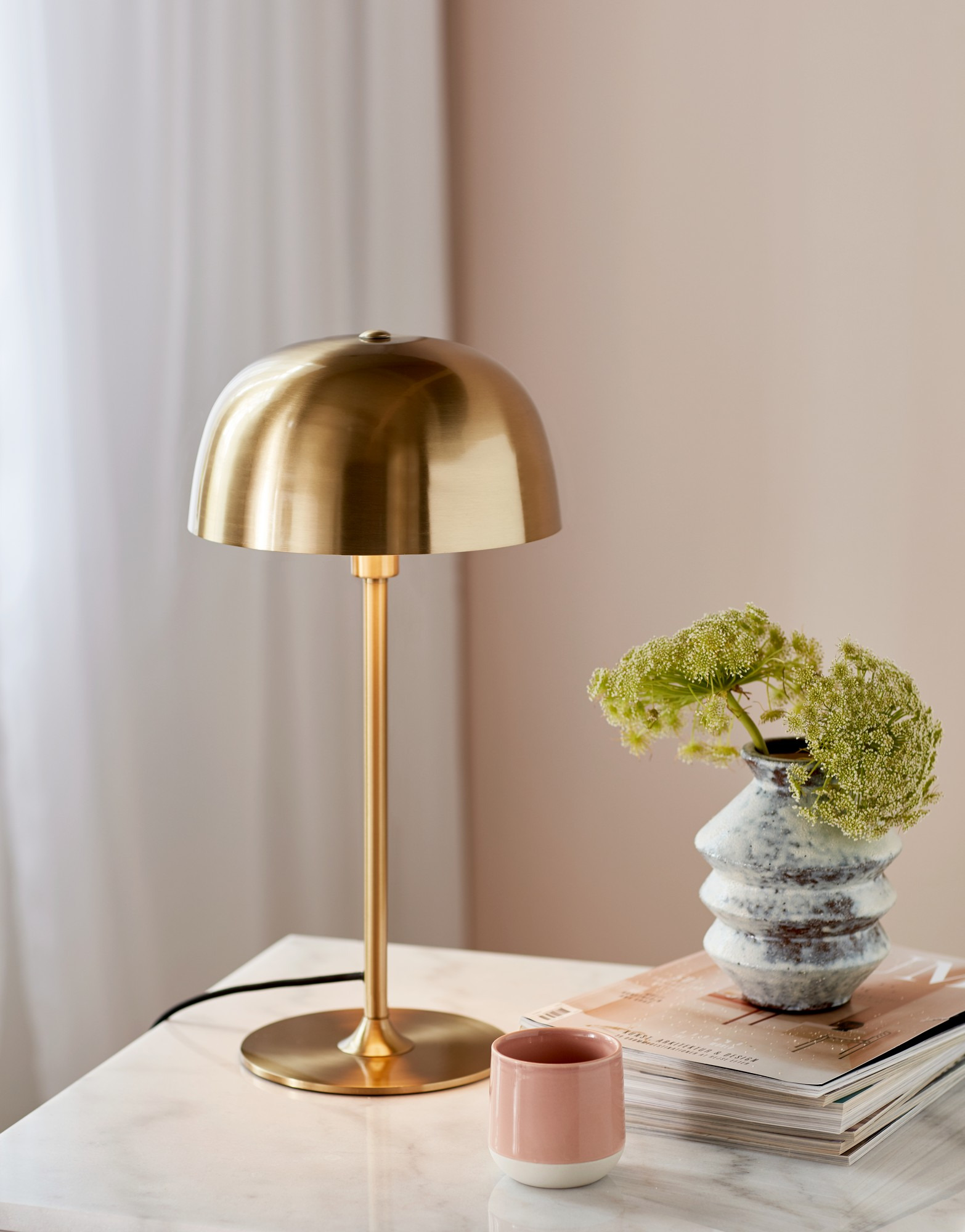 Lampe à poser Cera cadre en laiton avec abat-jour arrondie au design contemporainl par Nordlux Lampe à poser Cera cadre en laiton avec abat-jour arrondie au design contemporainl par Nordlux