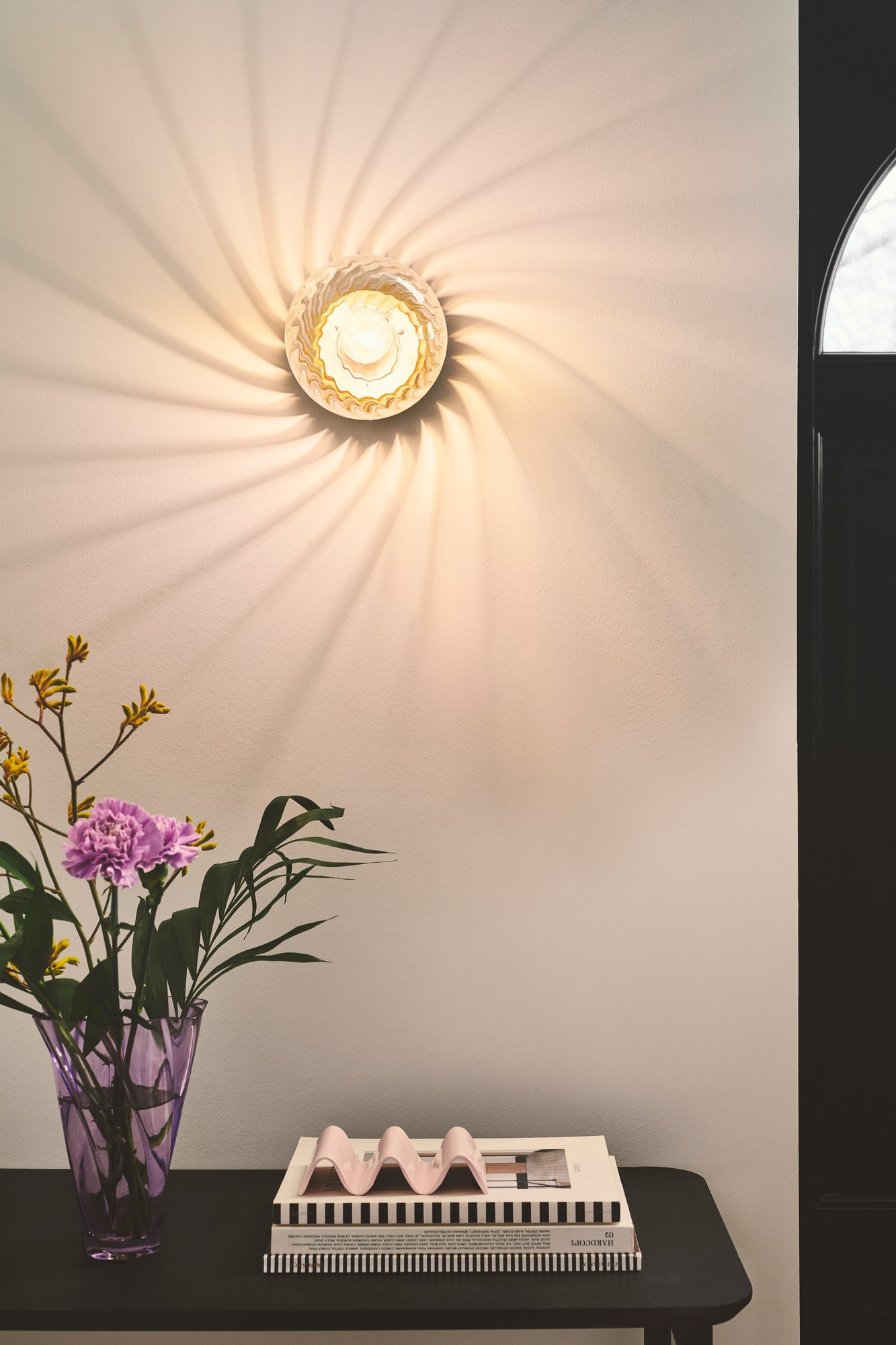 Applique murale Chisell cadre en métal avec abat-jour en verre tourbillon au design contemporain par Nordlux Applique murale Chisell cadre en métal avec abat-jour en verre tourbillon au design contemporain par Nordlux