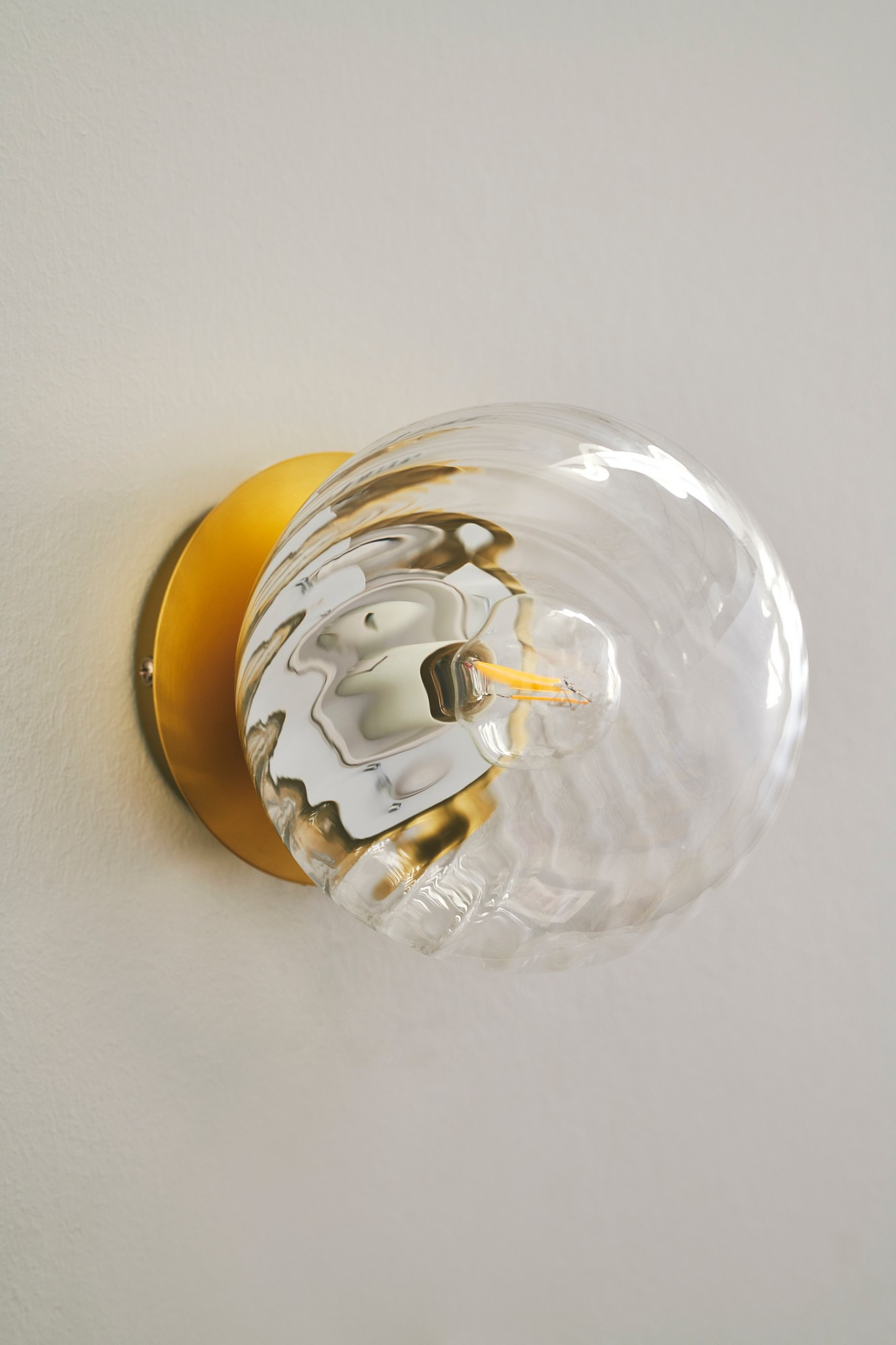 Applique murale Chisell cadre en métal avec abat-jour en verre tourbillon au design contemporain par Nordlux Applique murale Chisell cadre en métal avec abat-jour en verre tourbillon au design contemporain par Nordlux