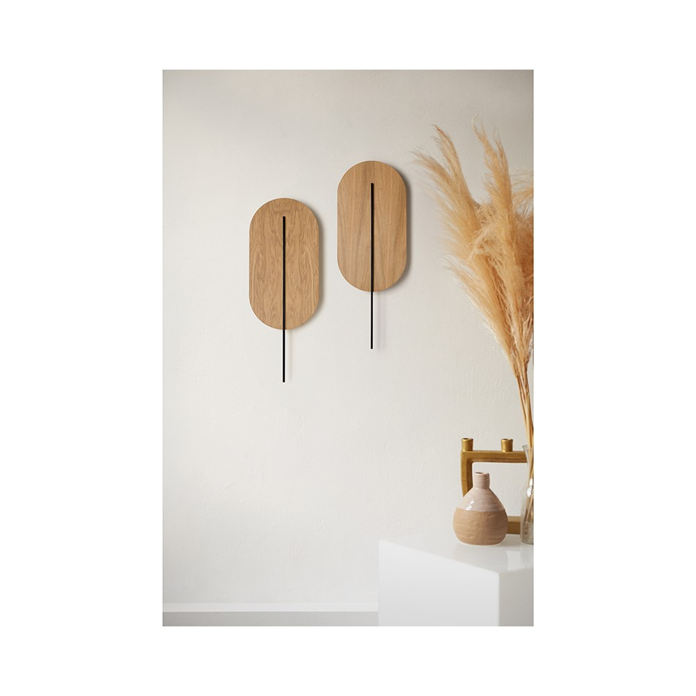 Applique murale Rokke base en bois en forme de plume avec deux diffuseurs au design contemporain par Ummo Lighting Applique murale Rokke base en bois en forme de plume avec deux diffuseurs au design contemporain par Ummo Lighting