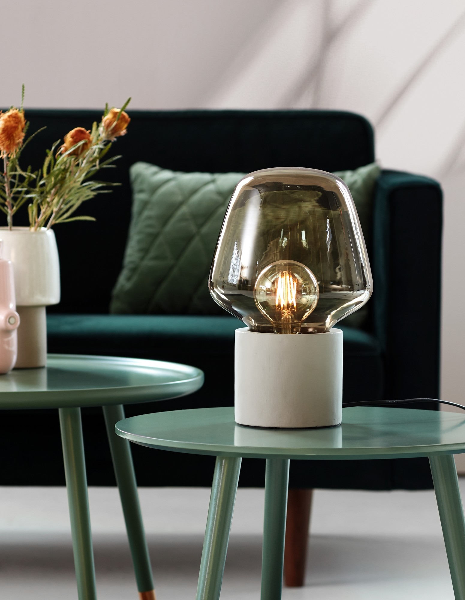 Lampe à poser Christina base en béton avec abat-jour en verre soufflé au design industriel par Nordlux
