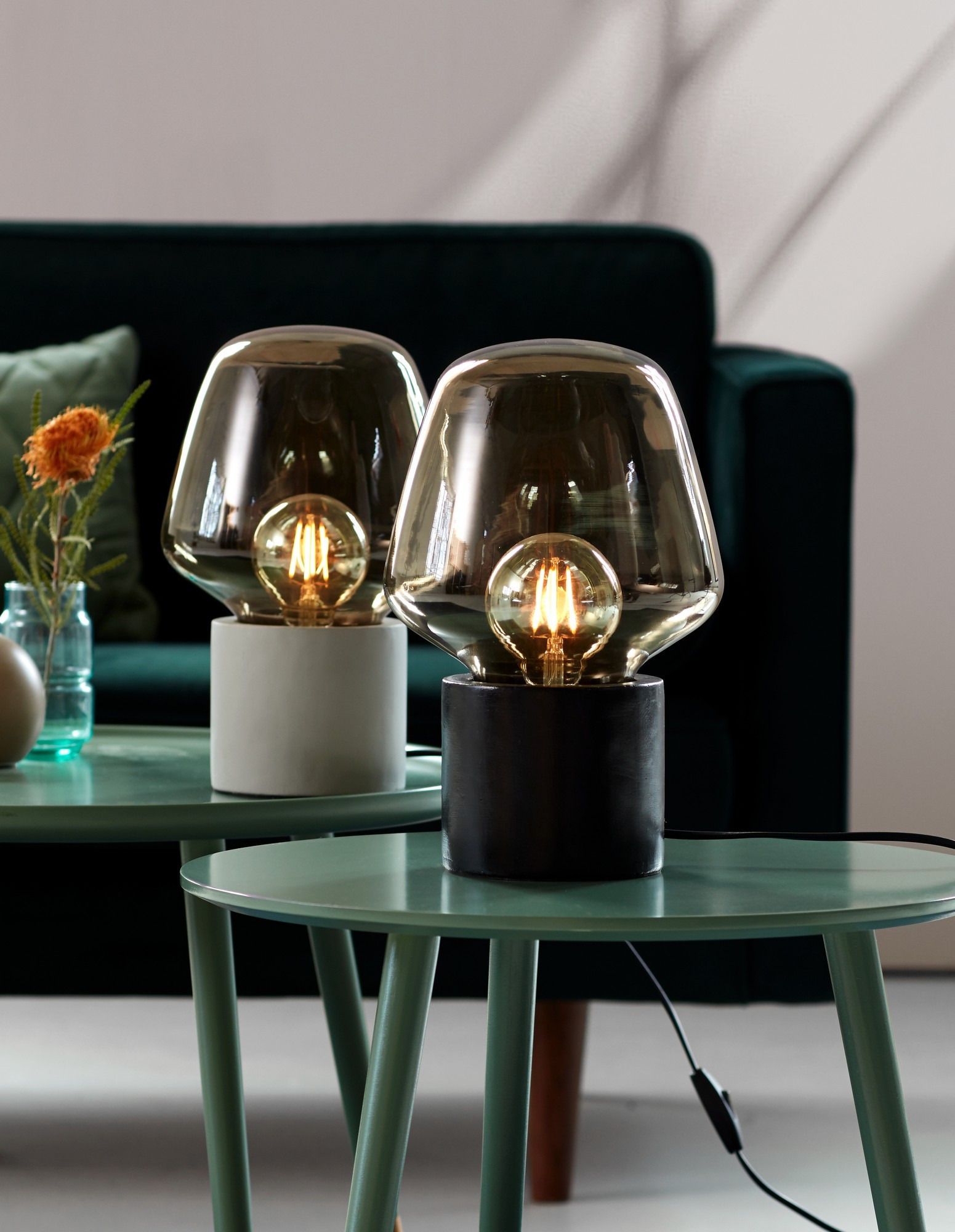 Lampe à poser Christina base en béton avec abat-jour en verre soufflé au design industriel par Nordlux Lampe à poser Christina base en béton avec abat-jour en verre soufflé au design industriel par Nordlux
