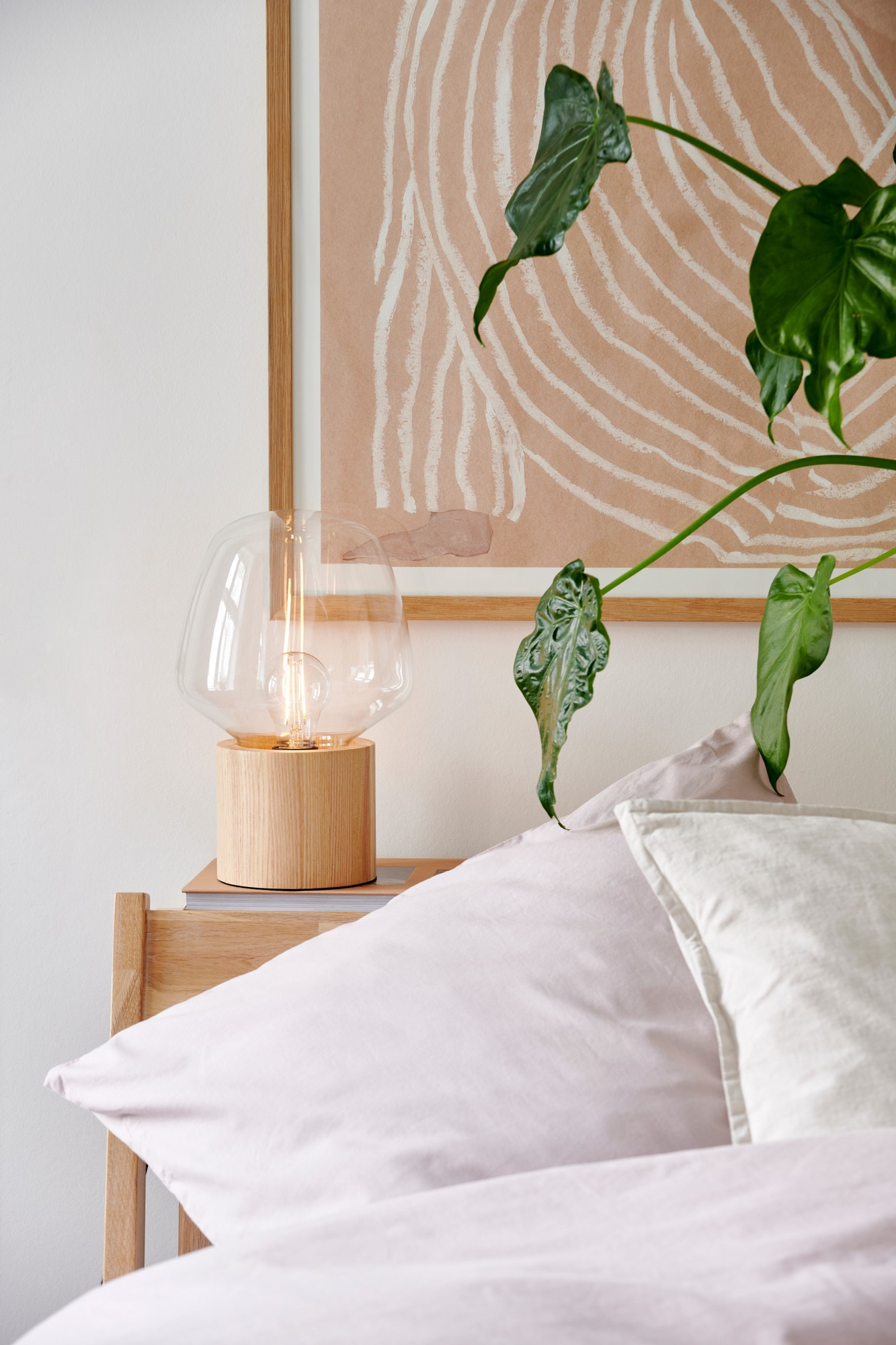 Lampe à poser Christina base en bois avec abat-jour en verre soufflé au design industriel par Nordlux