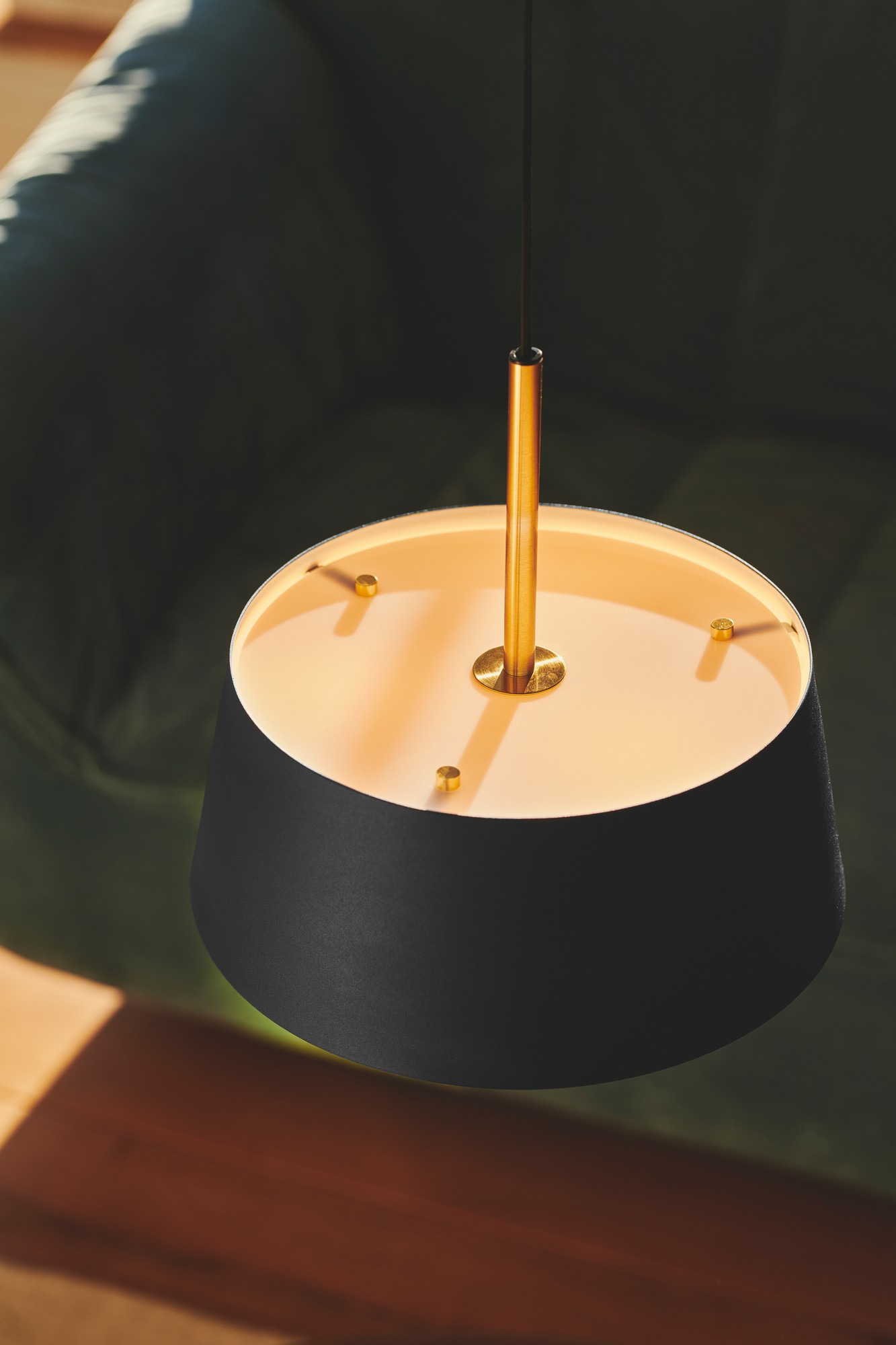 Suspension Clasi cadre en métal et détail en laiton avec diffuseur haut et bas au design contemporain par Nordlux Suspension Clasi cadre en métal et détail en laiton avec diffuseur haut et bas au design contemporain par Nordlux
