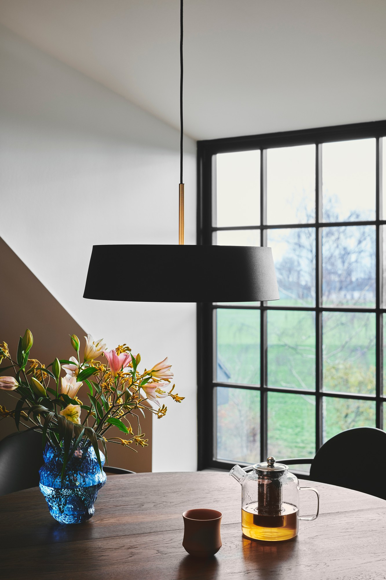 Suspension Clasi cadre en métal et détail en laiton avec diffuseur haut et bas au design contemporain par Nordlux Suspension Clasi cadre en métal et détail en laiton avec diffuseur haut et bas au design contemporain par Nordlux