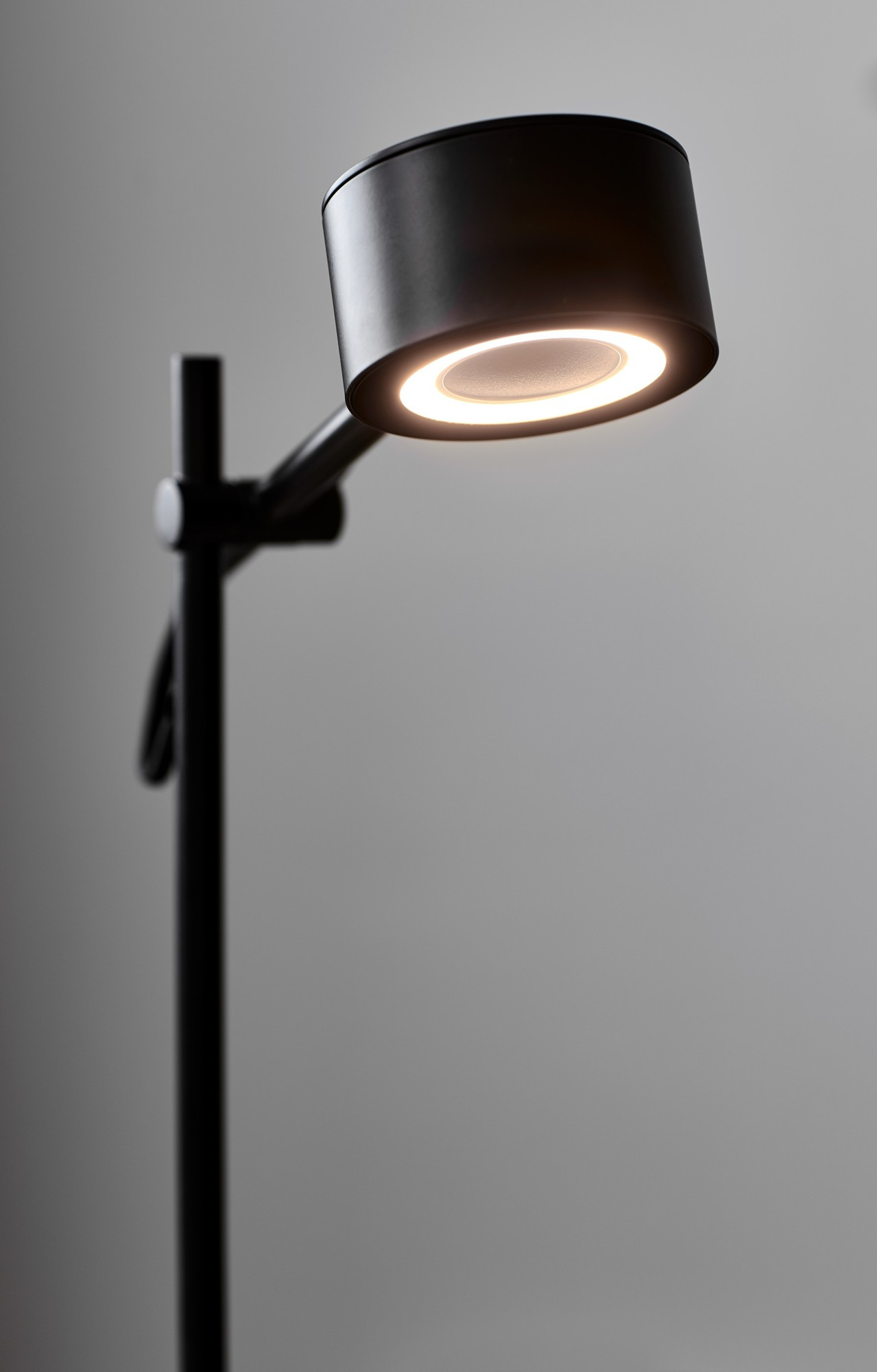 Lampadaire Clyde base en métal avec 2 abat-jour ean rotule réglable au design contemporain par Nordlux Lampadaire Clyde base en métal avec 2 abat-jour ean rotule réglable au design contemporain par Nordlux