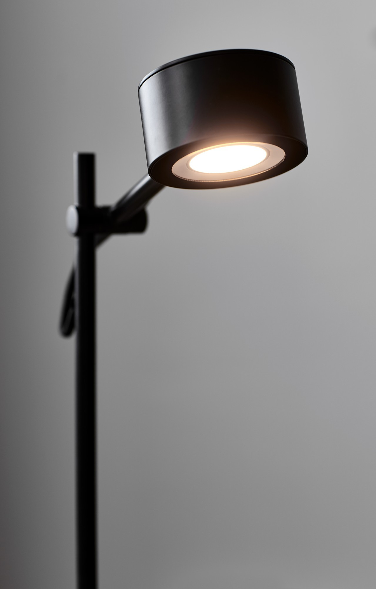 Lampe à poser Clyde base en métal noir avec abat-jour en rotule réglable au design scandinave par Nordlux