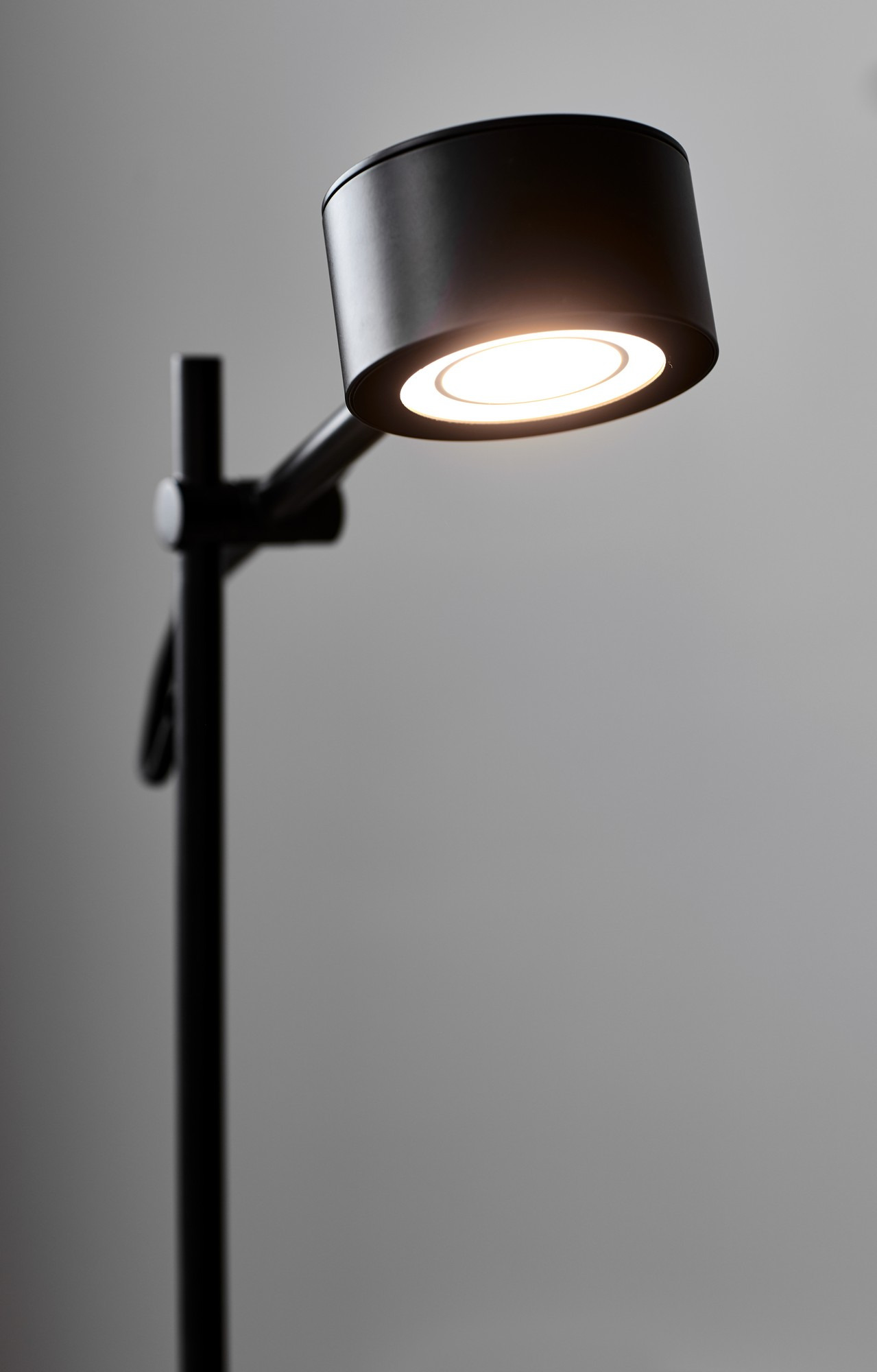 Lampe à poser Clyde base en métal noir avec abat-jour en rotule réglable au design scandinave par Nordlux