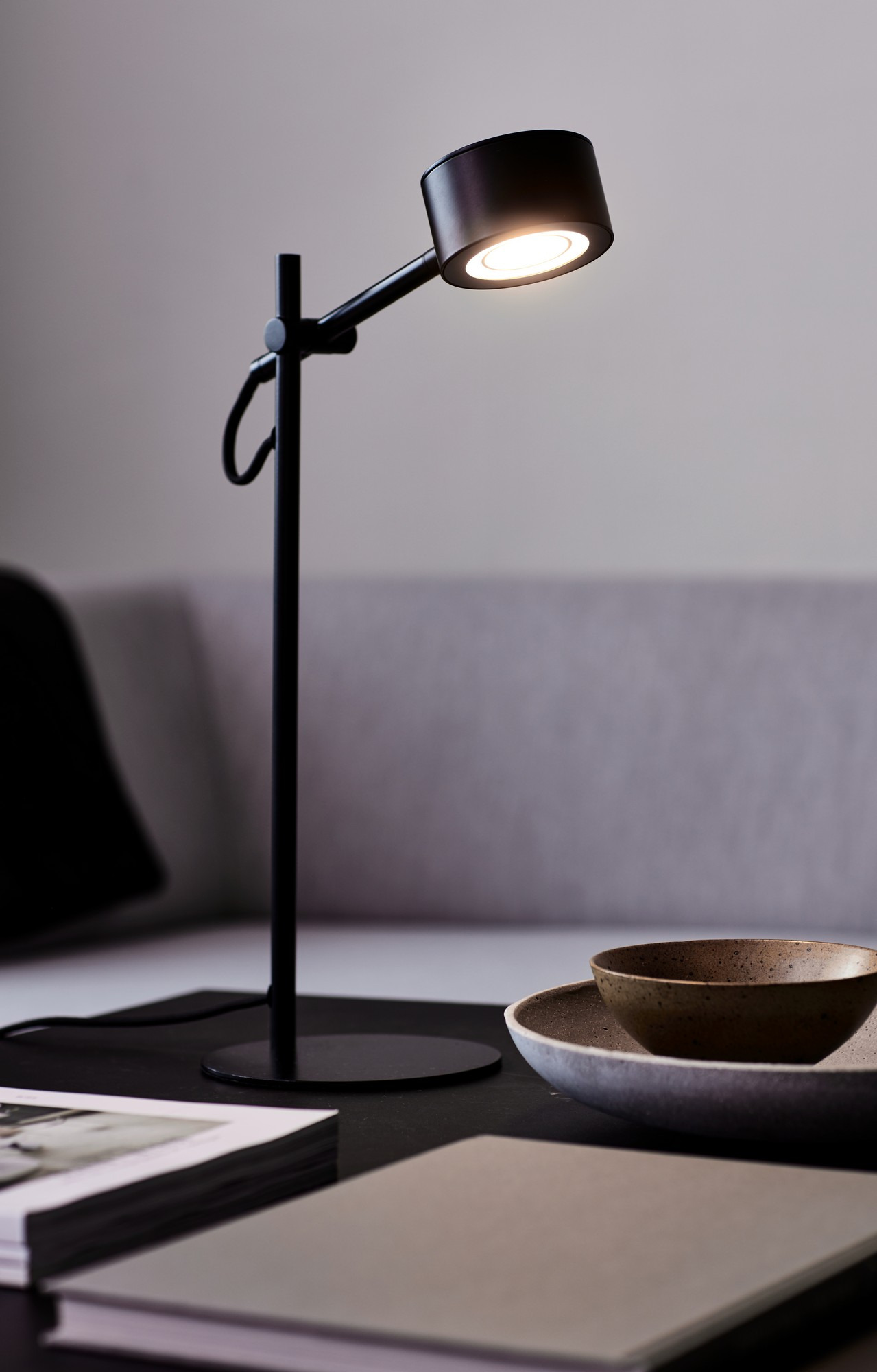 Lampe à poser Clyde base en métal noir avec abat-jour en rotule réglable au design scandinave par Nordlux