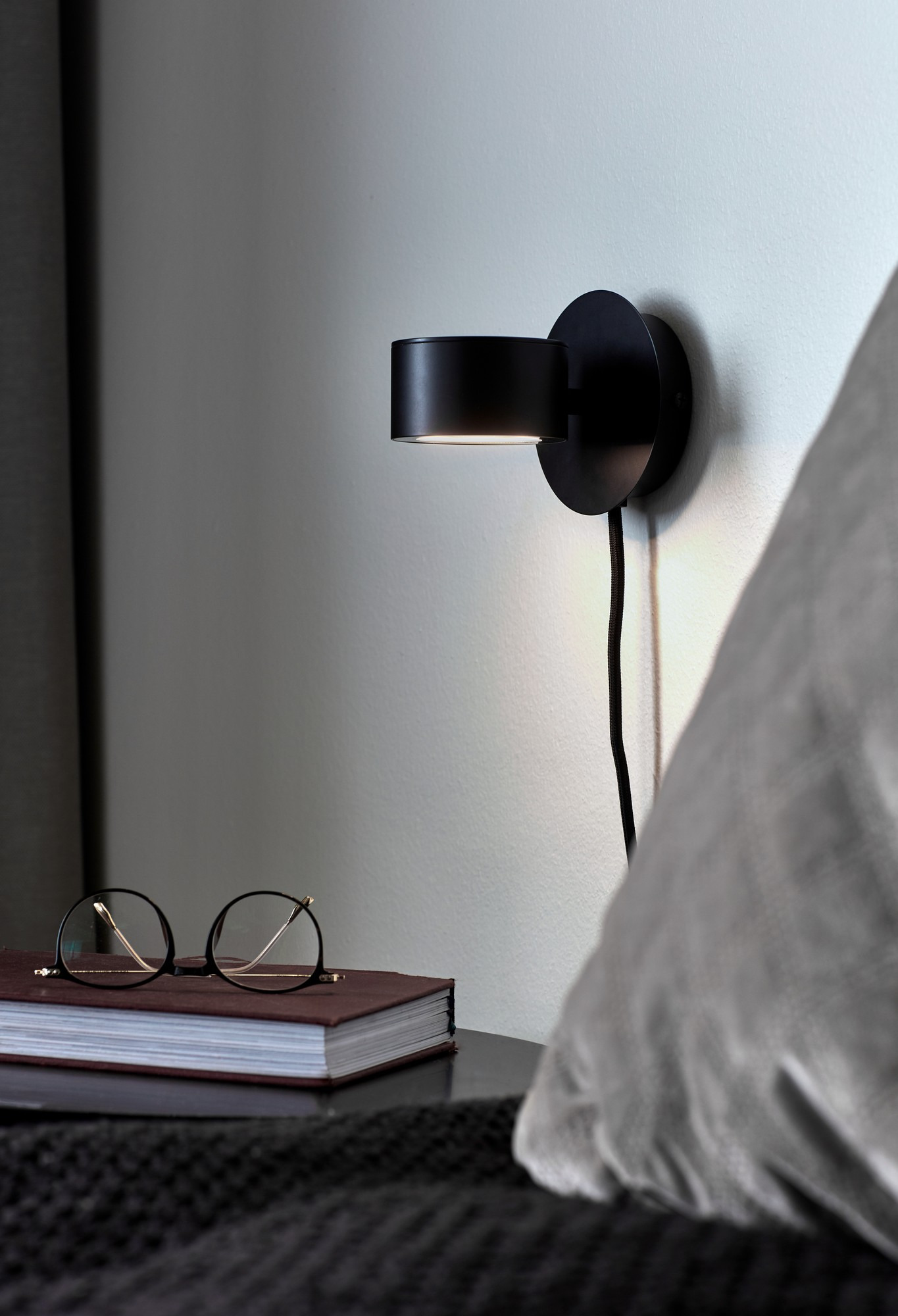 Applique murale Clyde base en métal noir avec abat-jour en rotule réglable au design scandinave par Nordlux Applique murale Clyde base en métal noir avec abat-jour en rotule réglable au design scandinave par Nordlux