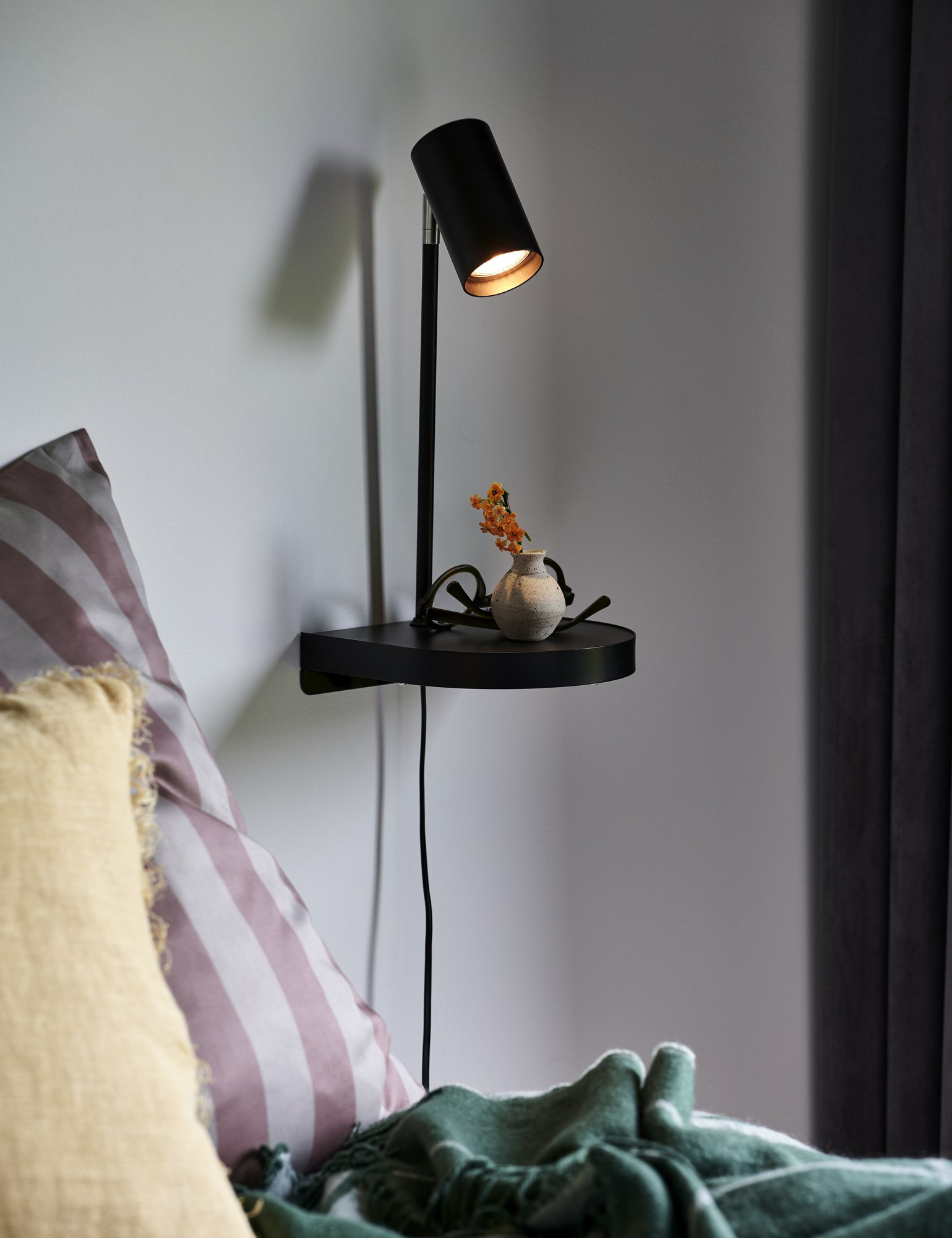 Applique murale Cody cadre en métal avec abat-jour en verre tourbillon au design contemporain par Nordlux Applique murale Cody cadre en métal avec abat-jour en verre tourbillon au design contemporain par Nordlux