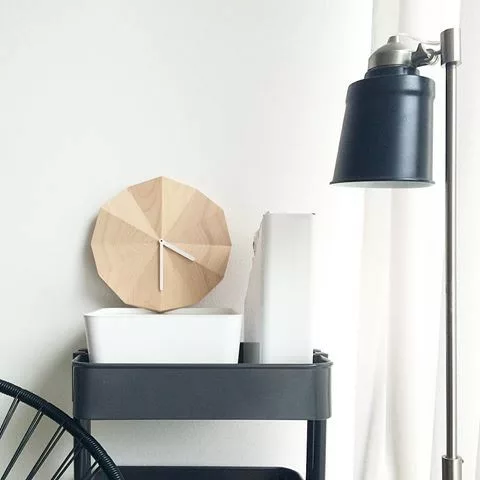 Horloge murale minimaliste Delta Clock en chêne naturel