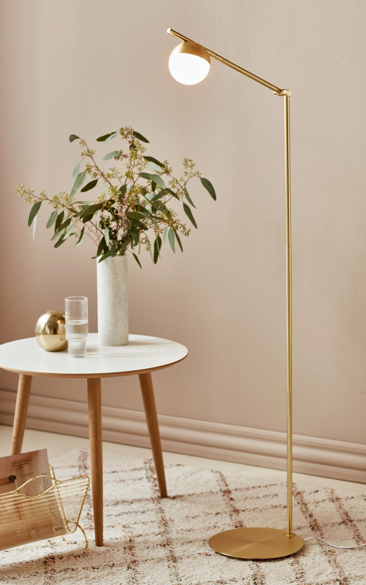 Lampadaire Contina base en métal avec diffuseur en verre opale au design contemporain par Nordlux Lampadaire Contina base en métal avec diffuseur en verre opale au design contemporain par Nordlux