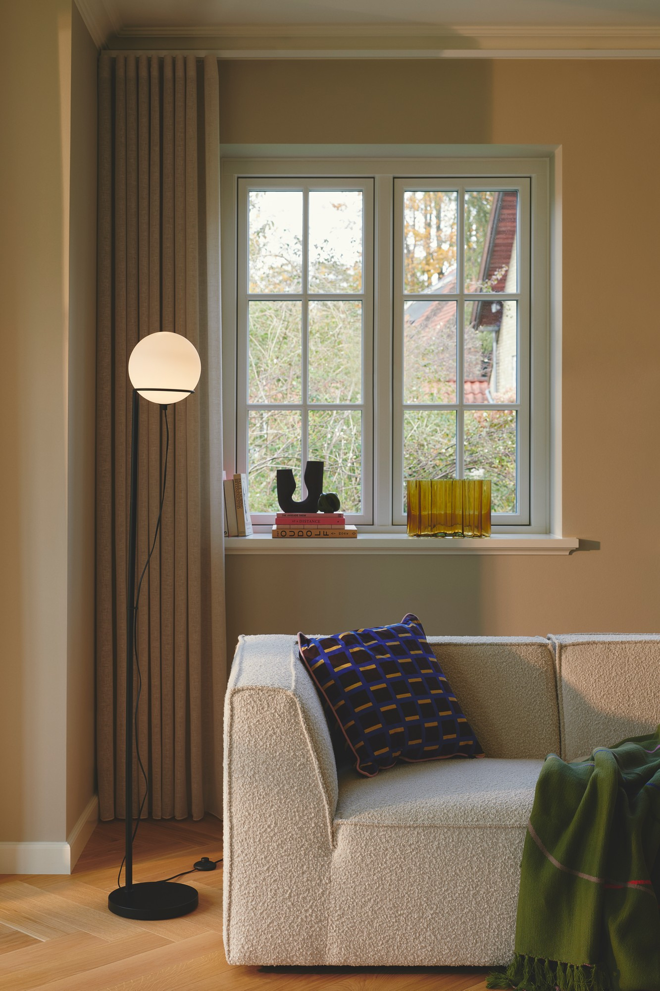 Lampadaire Wilson base en métal noir avec abat-jour rond en verre réglable au design contemporain par Nordlux Lampadaire Wilson base en métal noir avec abat-jour rond en verre réglable au design contemporain par Nordlux