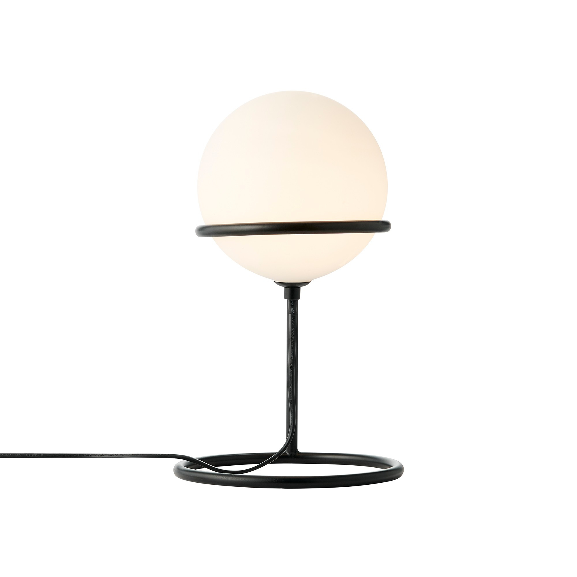 Lampe à poser Wilson base en métal noir avec abat-jour rond en verre réglable au design contemporain par Nordlux Lampe à poser Wilson base en métal noir avec abat-jour rond en verre réglable au design contemporain par Nordlux
